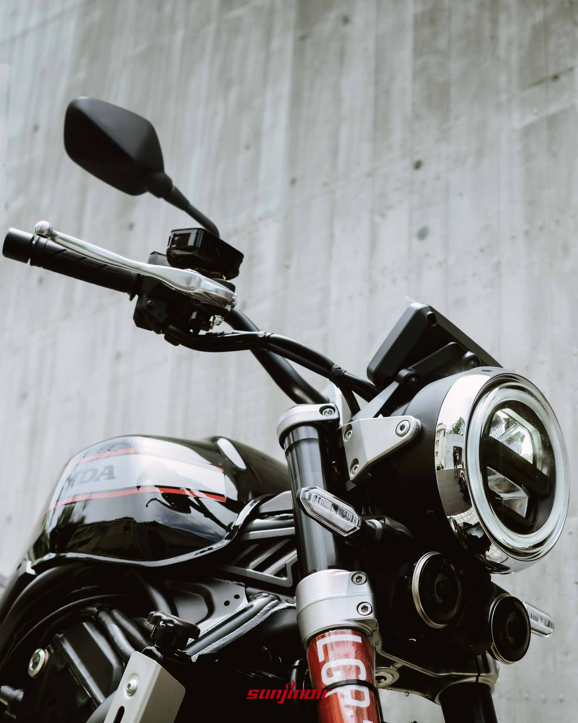 Honda CB1000F圓形LED頭燈、前倒立式前叉與車頭細節的近距離特寫照片。