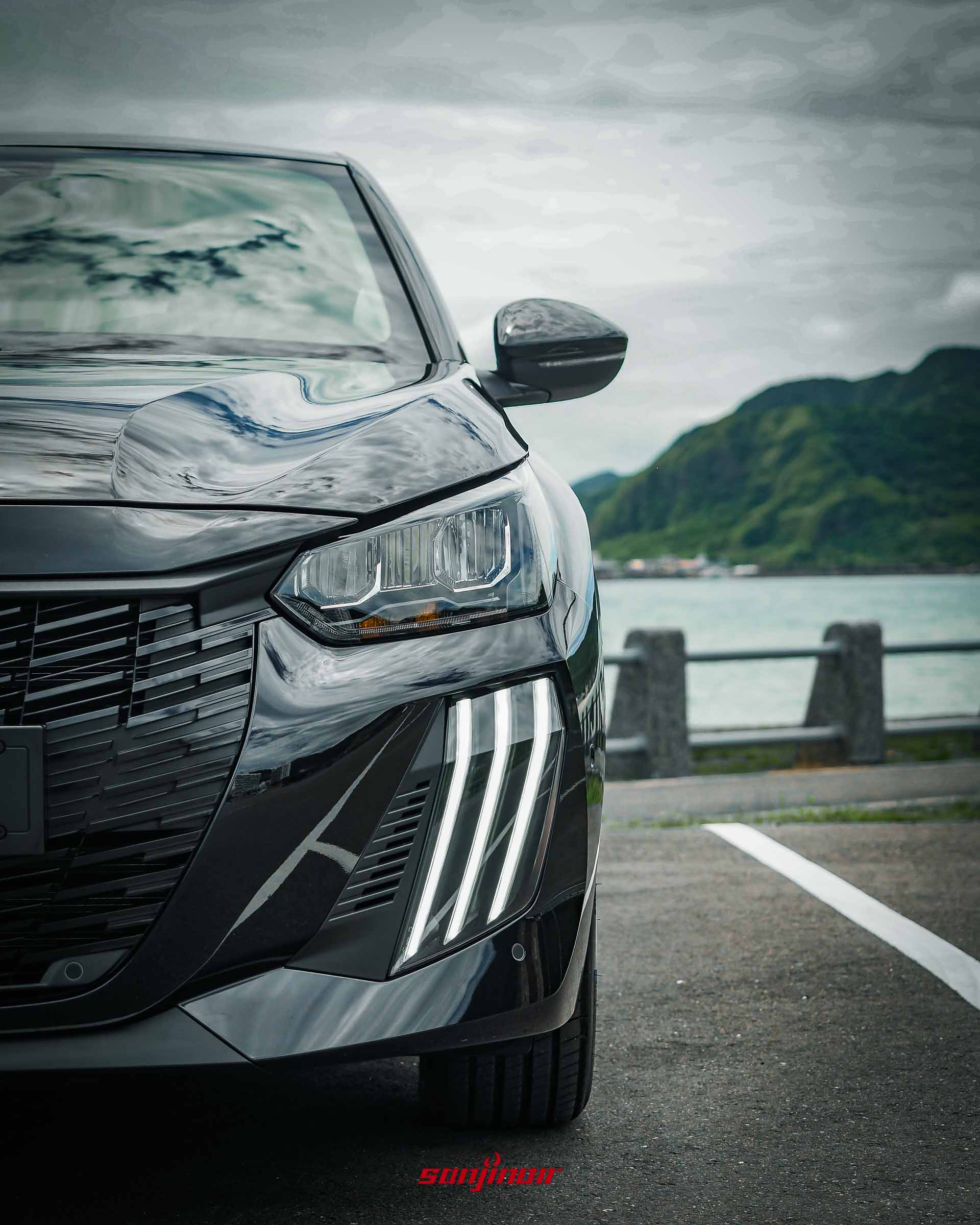 PEUGEOT 208 Hybrid銳利獅眸LED頭燈與獅王三爪造型LED日間行車燈特寫。