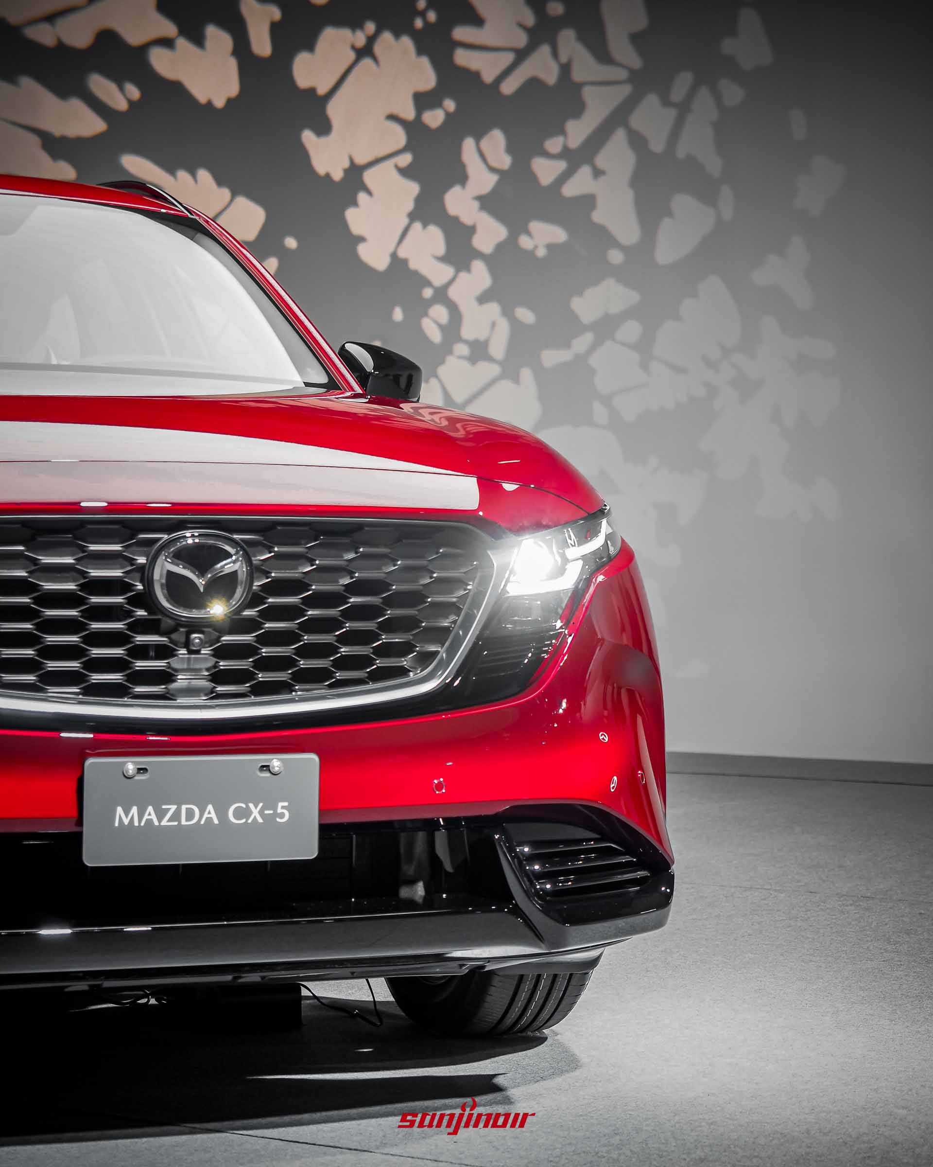 紅色MAZDA CX-5車頭特寫，清楚呈現黑色網狀水箱護罩、鍍鉻飾條與LED頭燈設計。