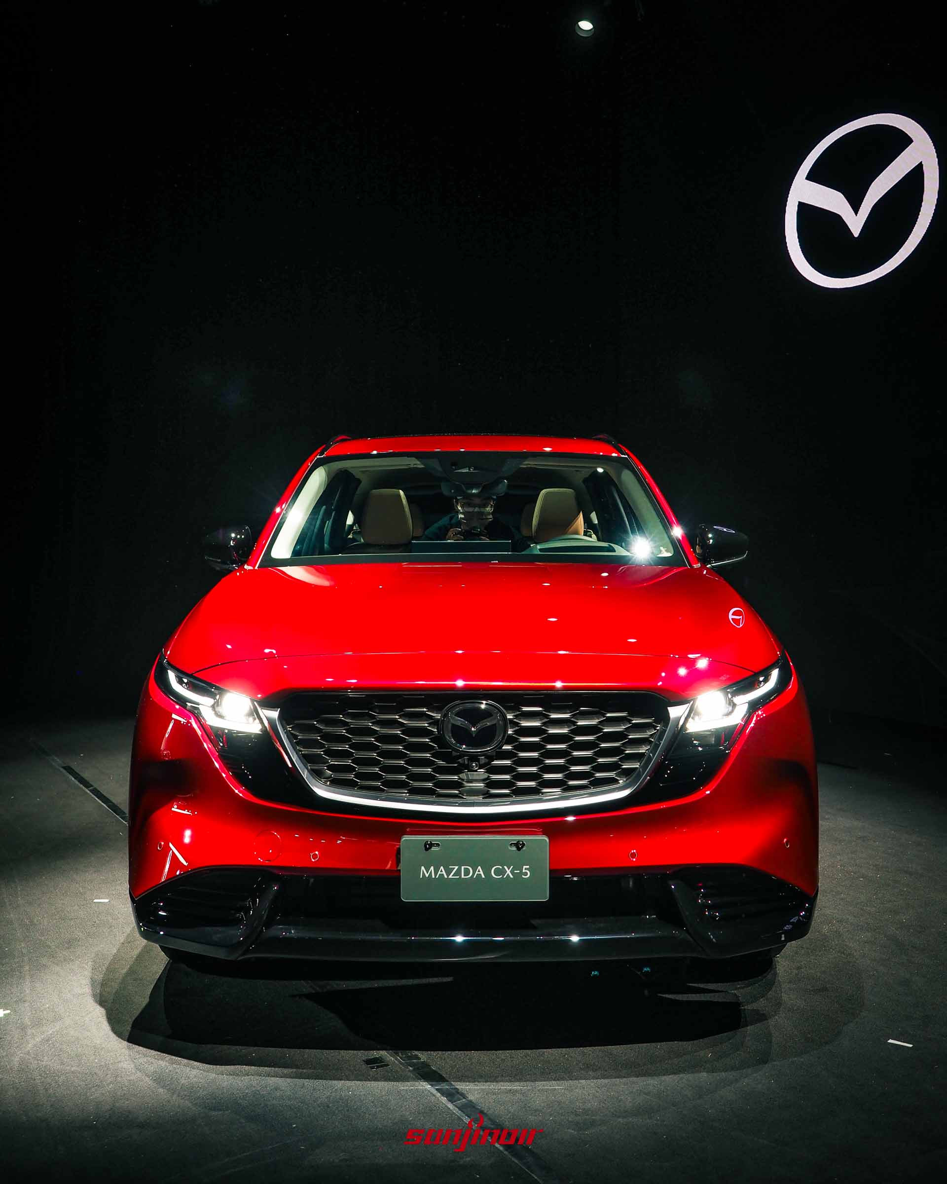 全新MAZDA CX-5車頭正前方視角,展示大型黑色網狀水箱護罩與兩側銳利的LED頭燈。