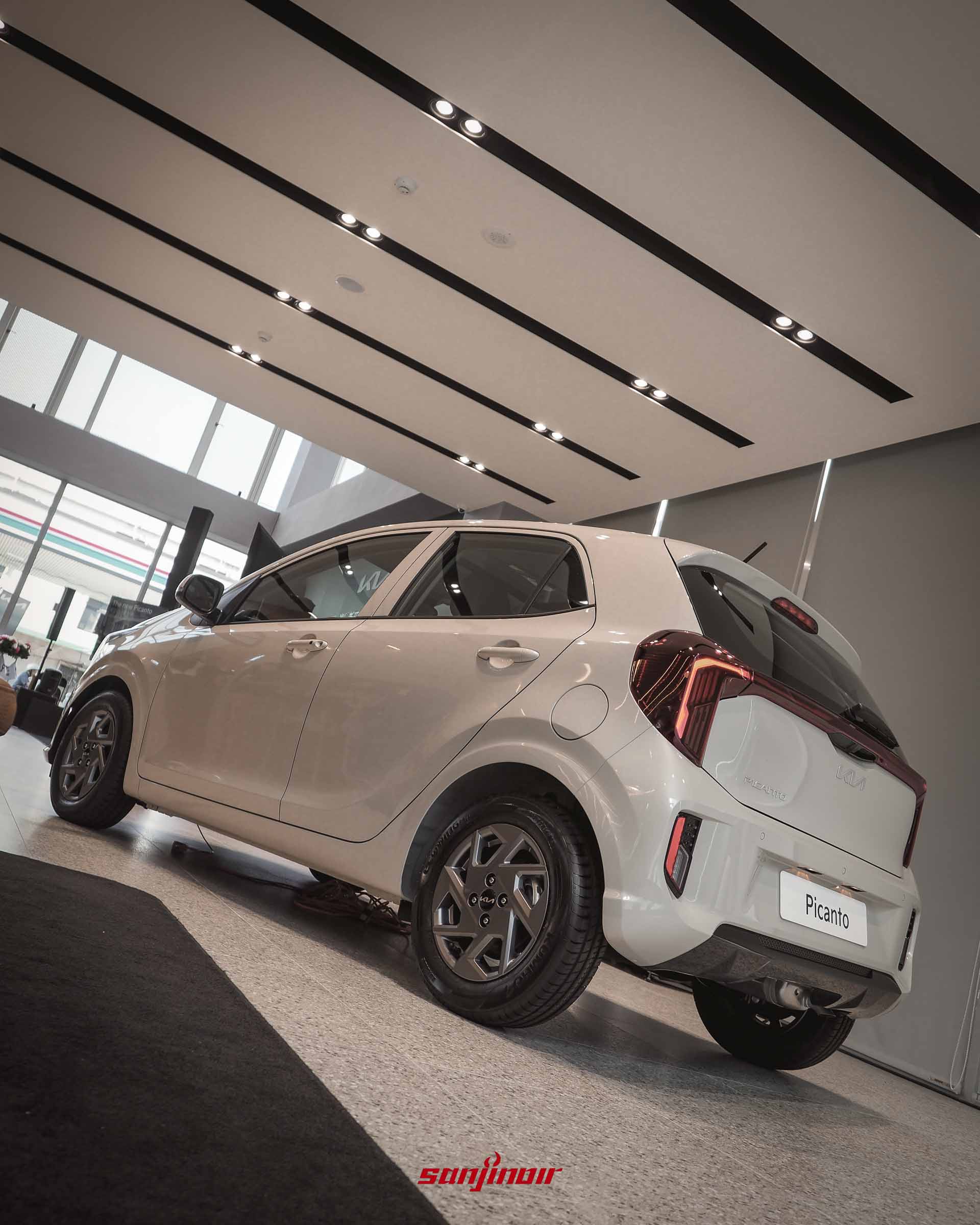 Kia Picanto Cappuccino Edition車尾左側視角,呈現直立式LED尾燈設計、車頂擾流板與層次分明的後保險桿。