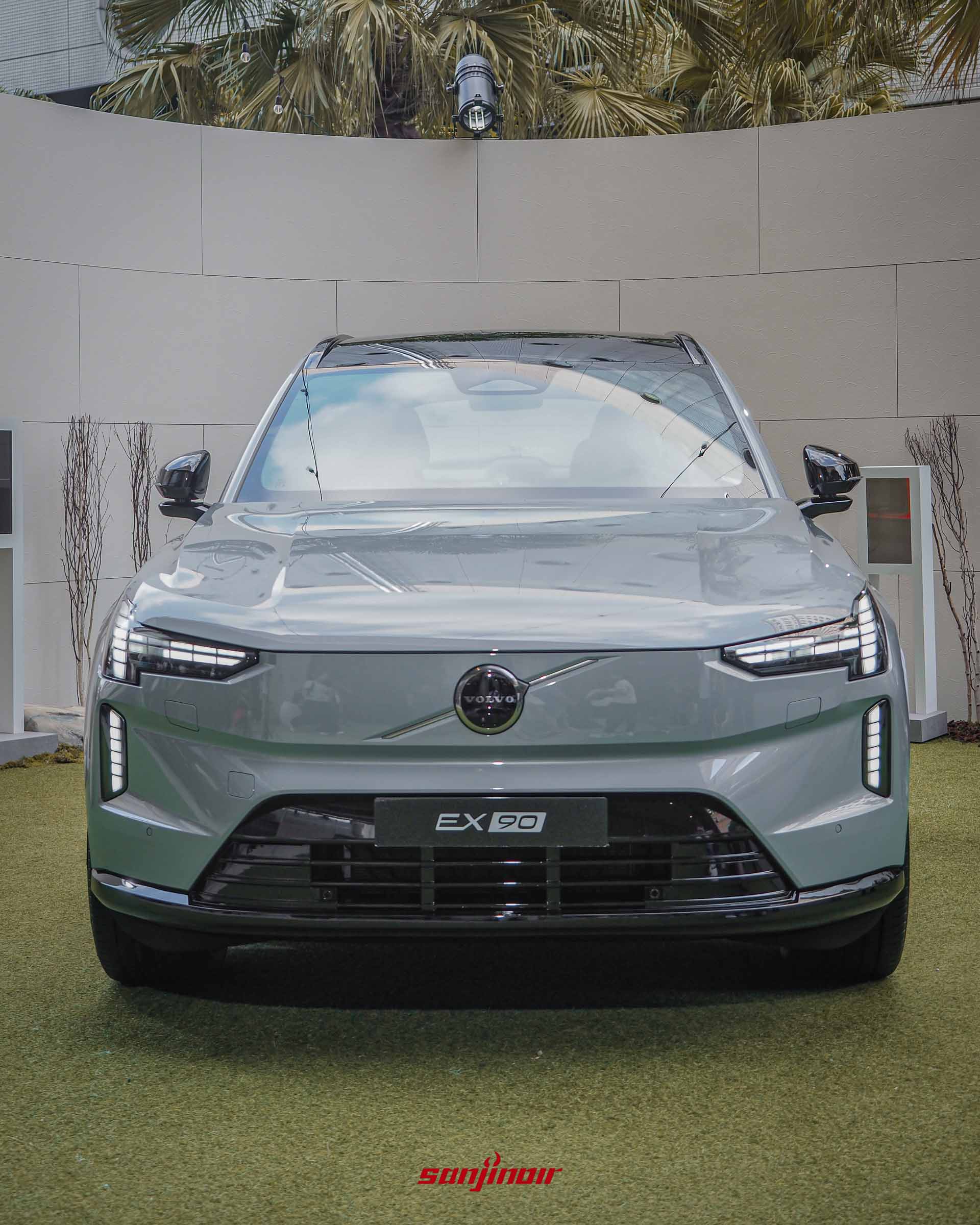 Volvo EX90的車頭正面照,展示了封閉式的車頭設計、中央的Volvo廠徽以及兩側標誌性的雷神之鎚LED日行燈。