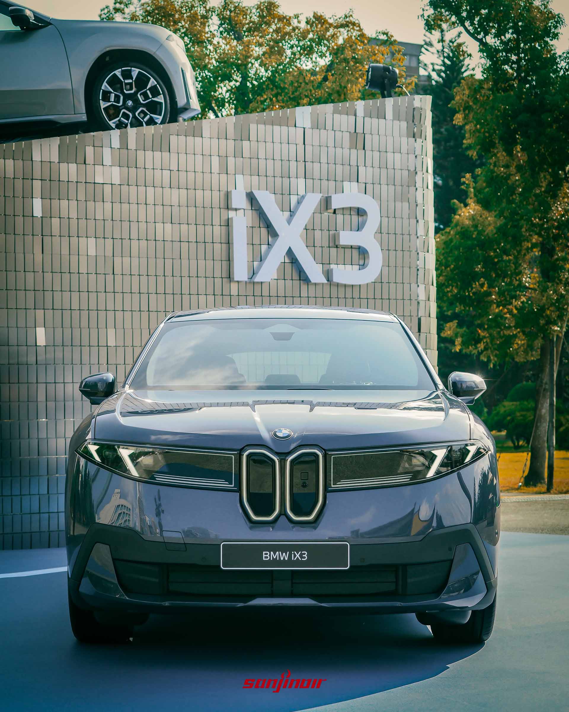 深藍色BMW iX3正車頭特寫，展示垂直雙腎型水箱護罩與銳利的四眼式日行燈條設計。