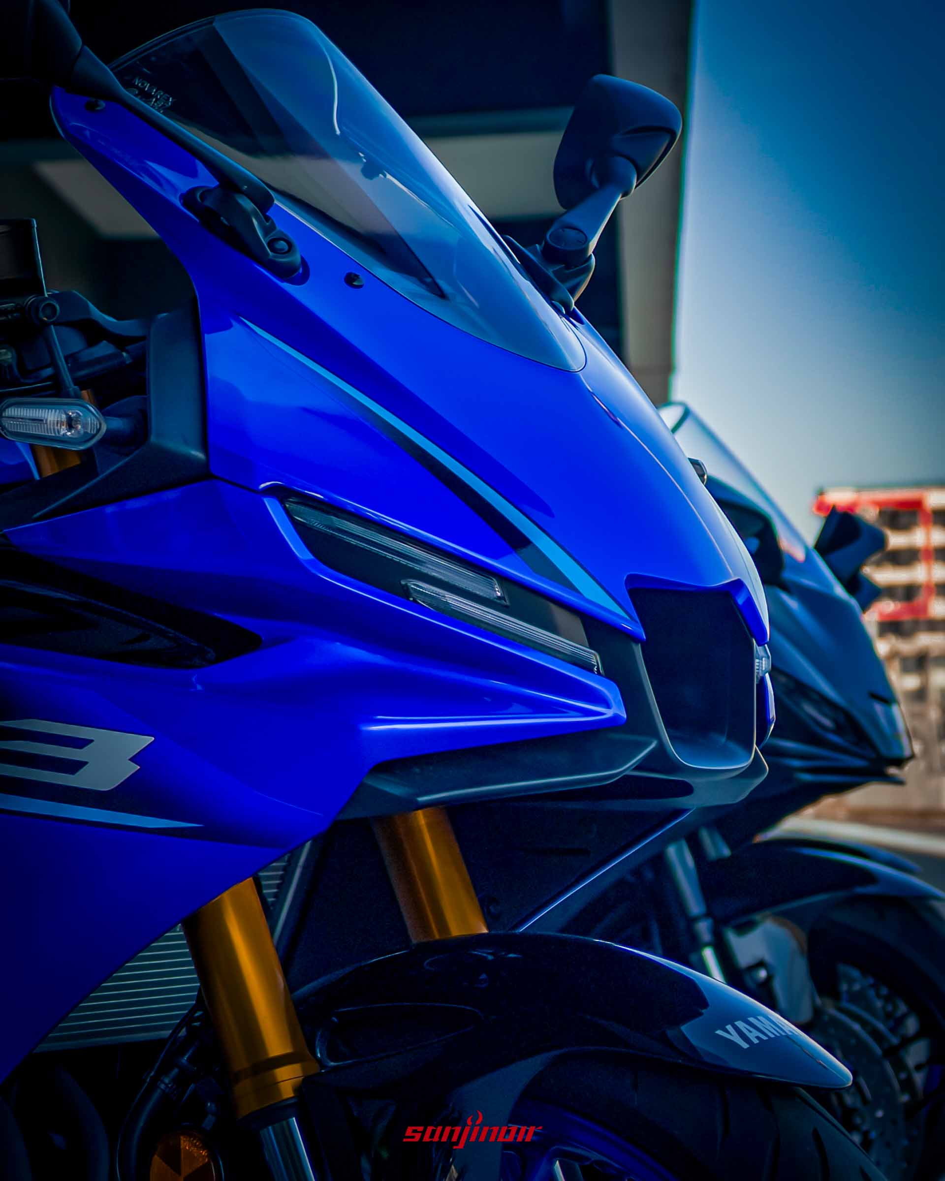 近距離拍攝藍色Yamaha YZF-R3的車頭,聚焦於全新設計的LED頭燈與銳利的整流罩線條。