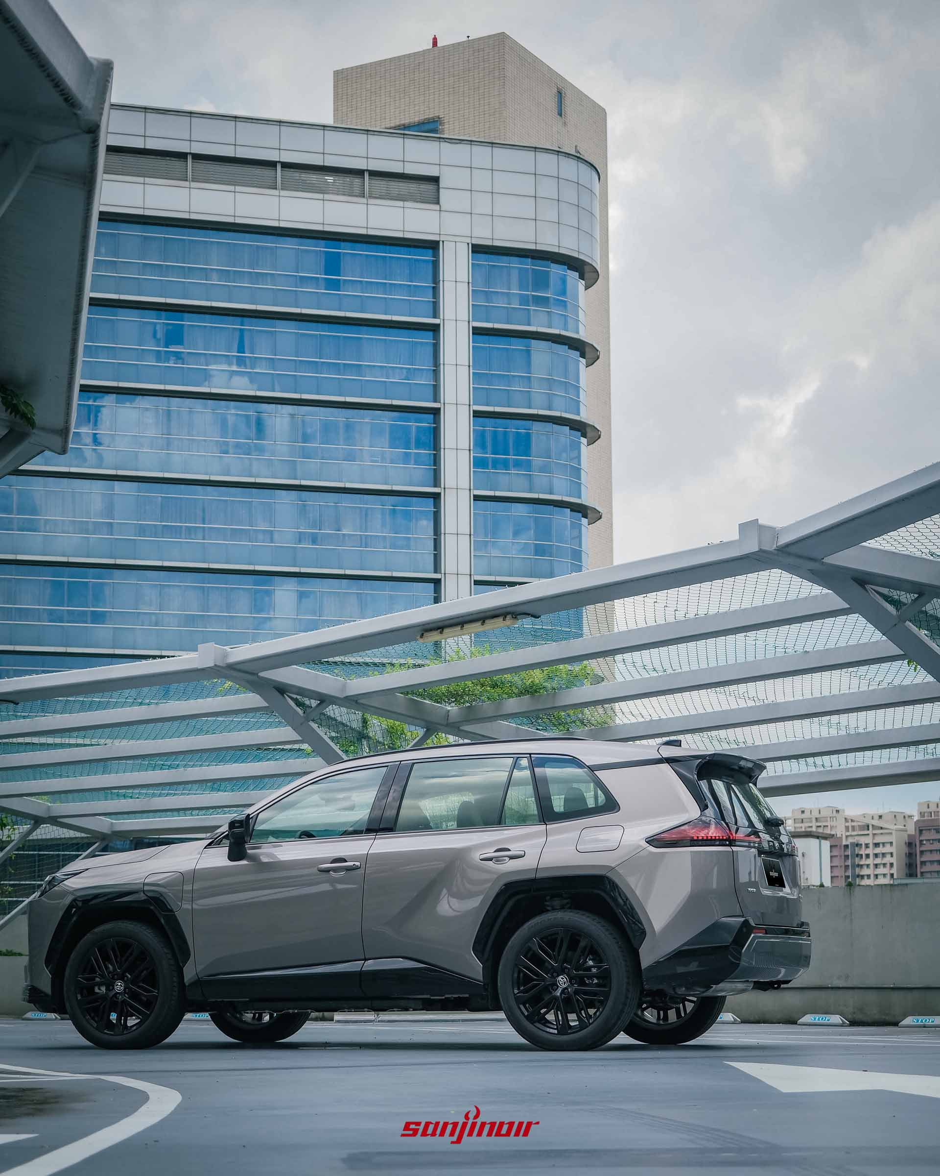 Toyota RAV4 PHEV右後方車側視角,展示車尾線條、懸浮式車頂設計及黑化處理的下保桿。