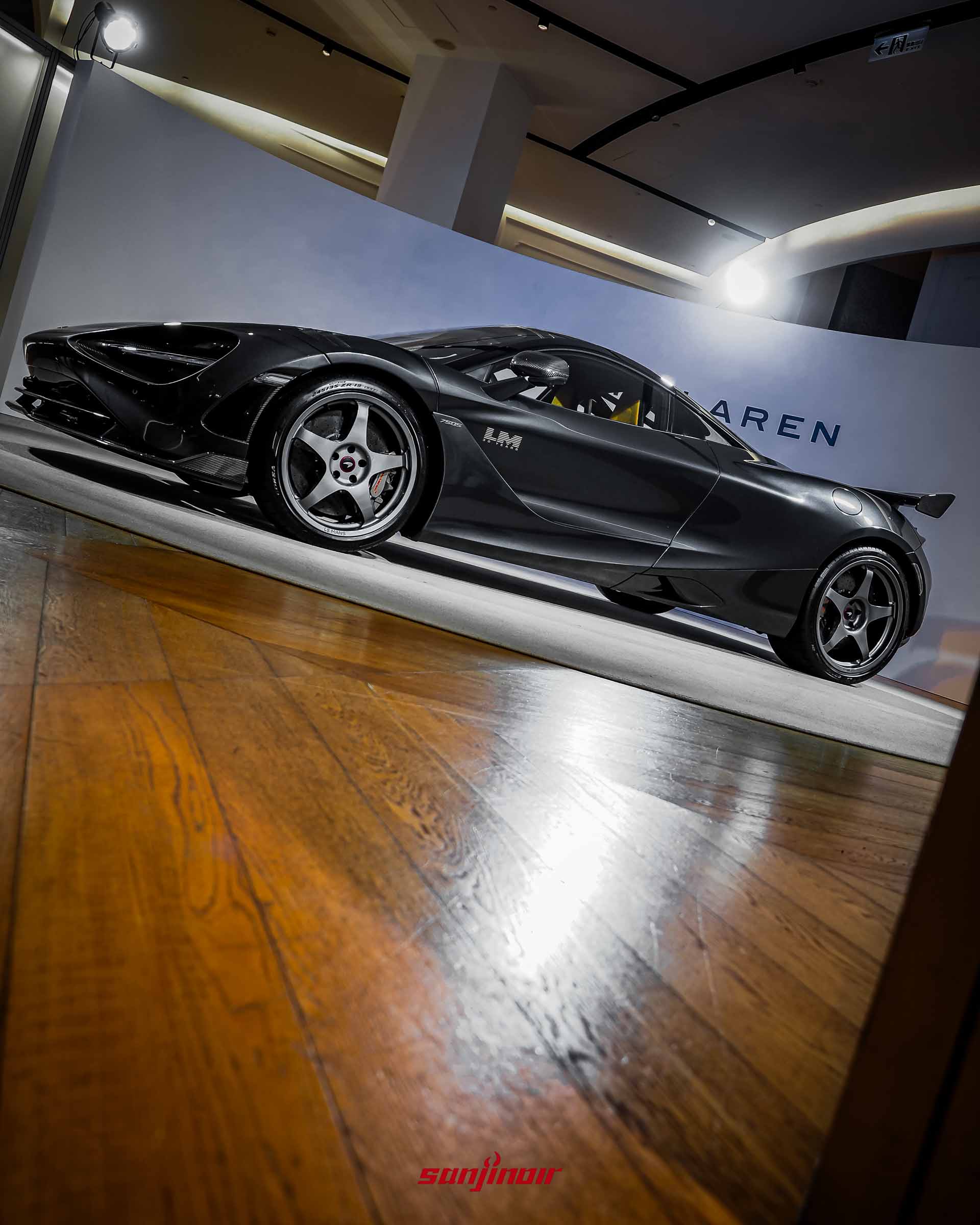 低角度拍攝的McLaren 750S Le Mans右車側視角,展示其貼地的低底盤、流線造型與經典五輻式輪圈。