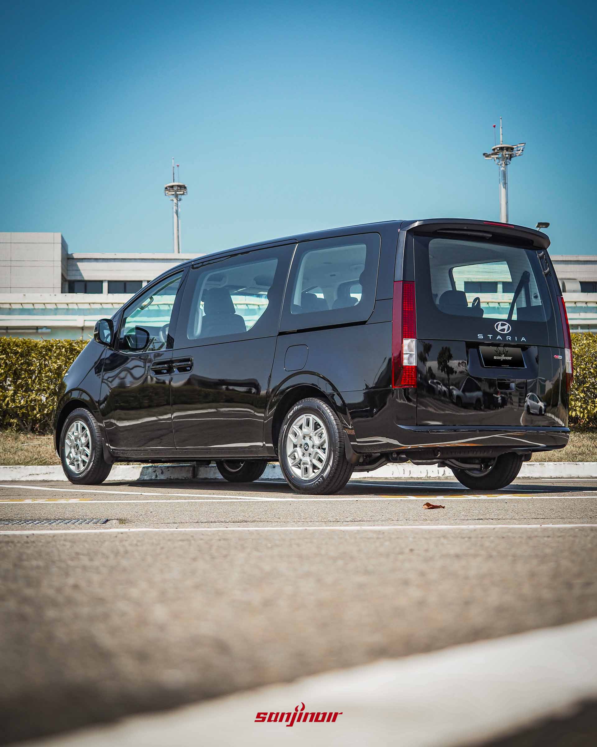 黑色 Hyundai Staria 右後側視角,展示直立式像素尾燈設計與大面積平整化車尾門。