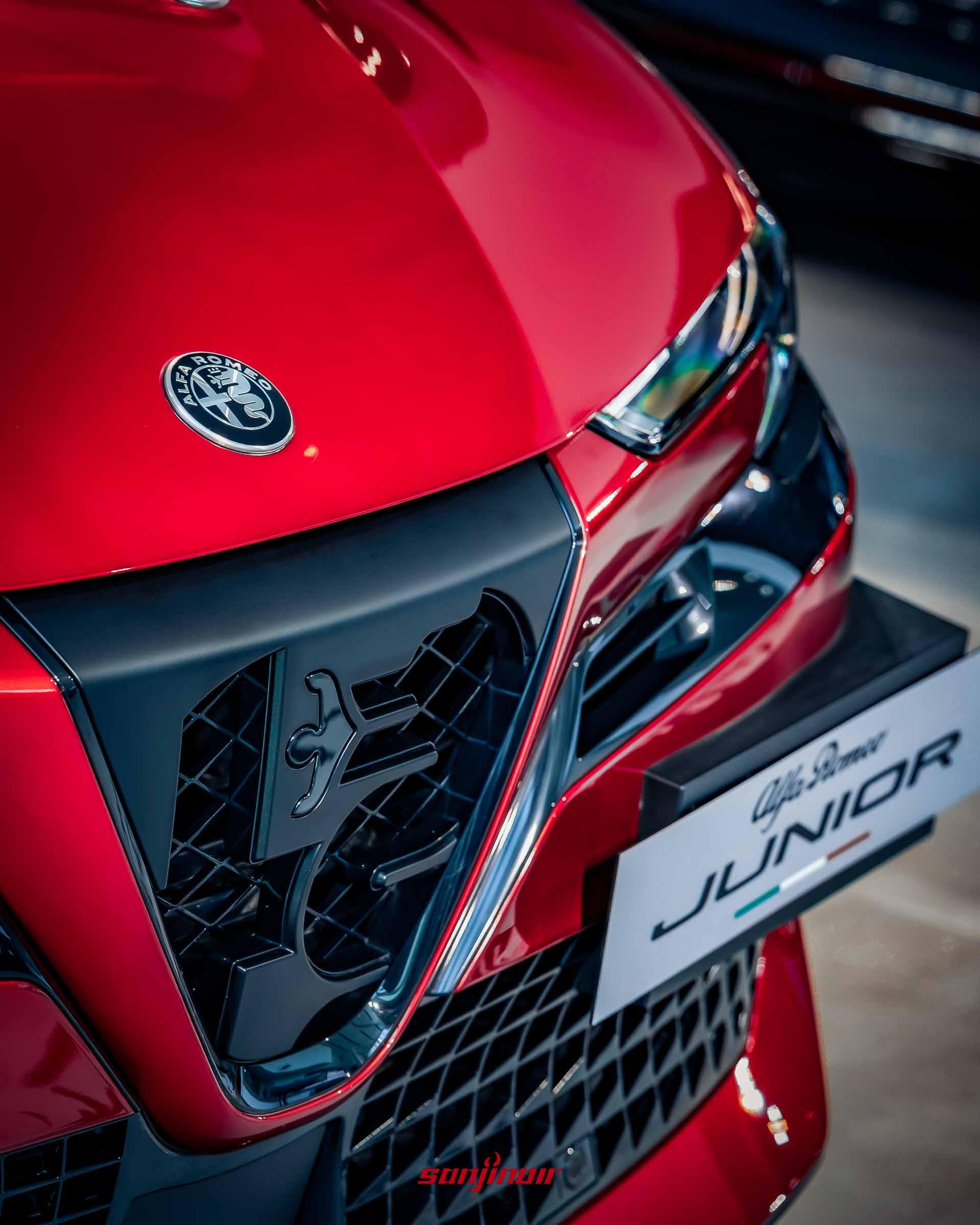Alfa Romeo Junior車頭近照,特寫Scudetto盾形水箱護罩與品牌廠徽。