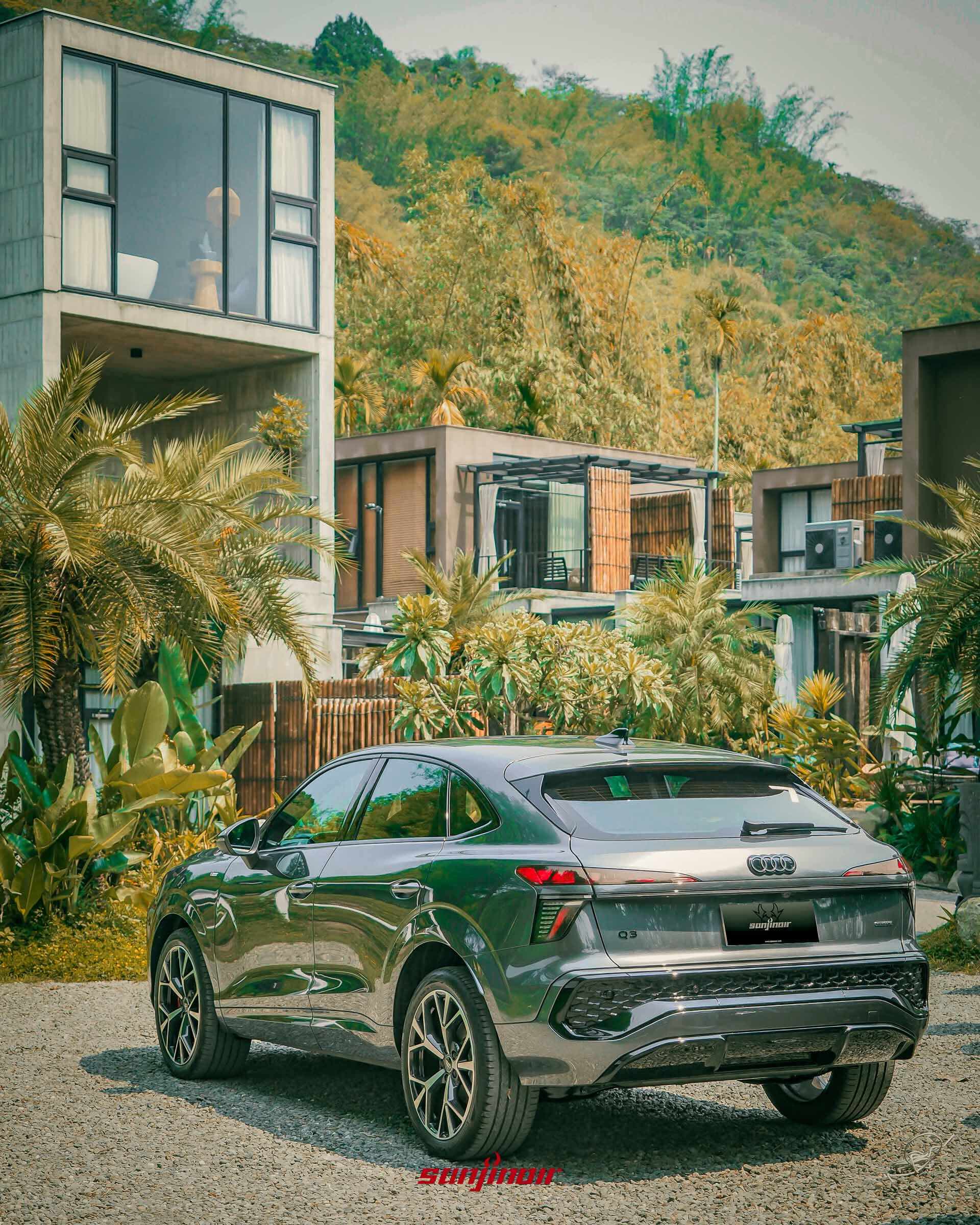 Audi Q3車尾視角，展示流線的車尾造型、LED尾燈以及下方的蜂巢狀裝飾。