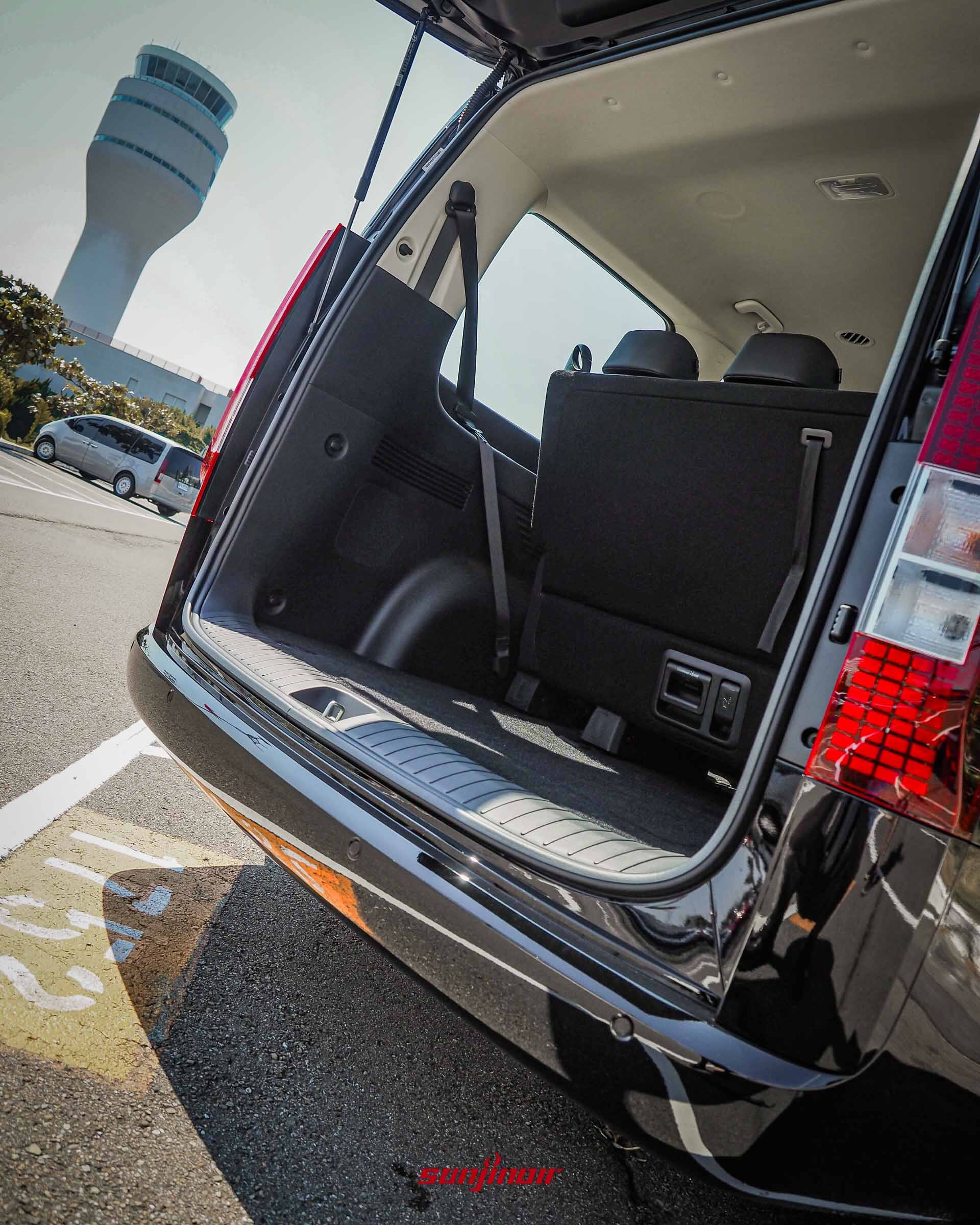 開啟上掀式尾門的 Hyundai Staria,展示在第三排座椅未放倒時的後車廂置物空間深度。