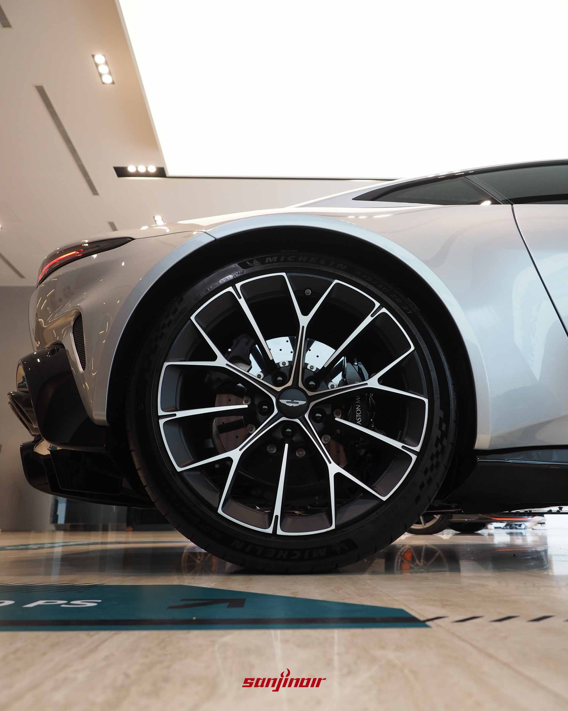 21吋黑銀雙色切削鍛造輪圈與高性能煞車卡鉗系統