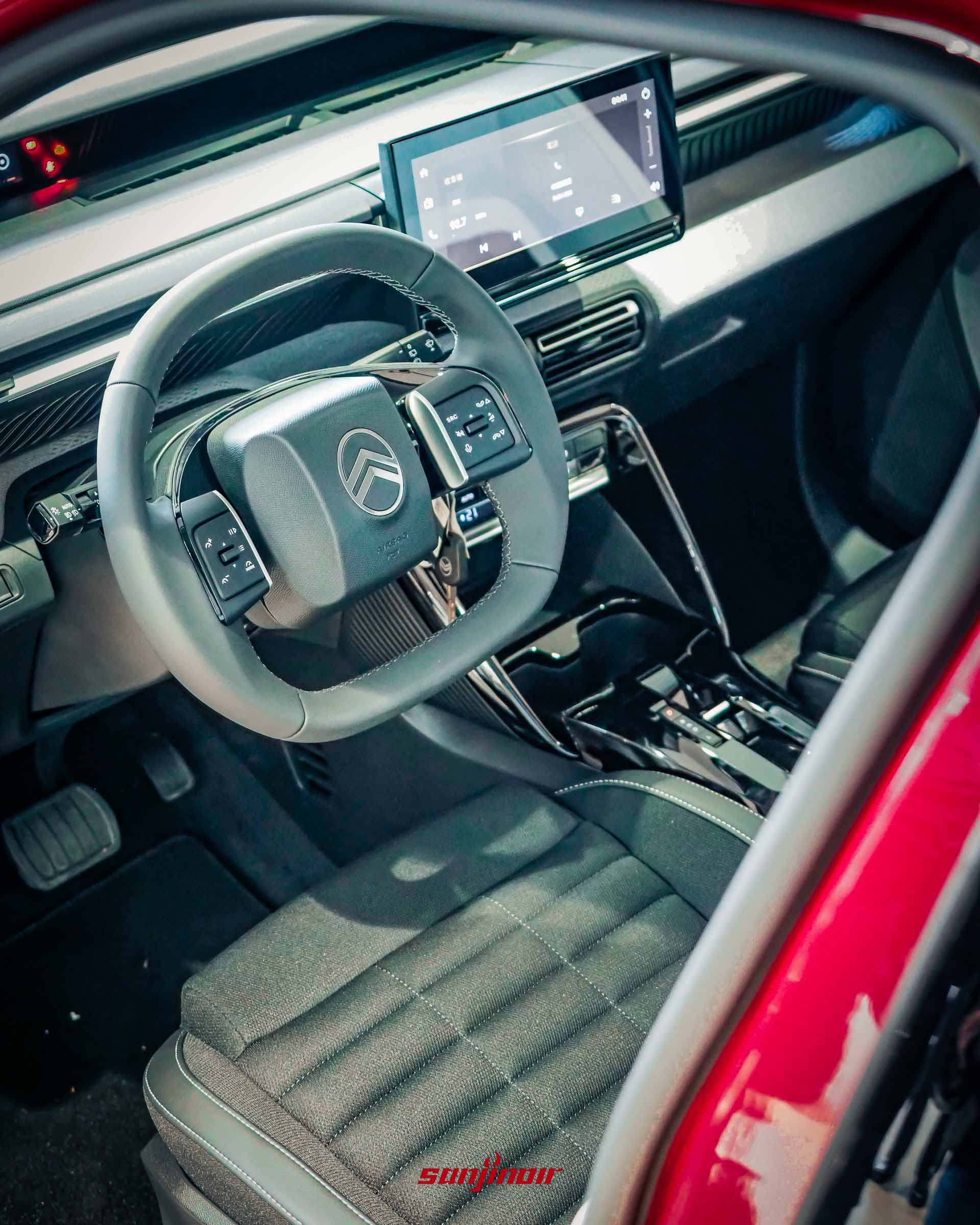 俯瞰2026台北車展重點新車Citroën C3 Aircross駕駛座艙，包含方向盤、中控螢幕與中央鞍座佈局。