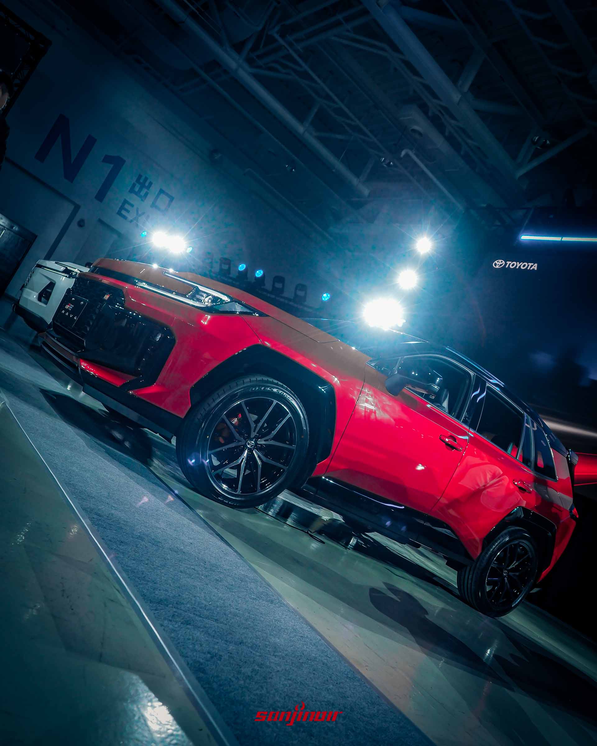 Toyota RAV4 GR Sport車側視角，展示19吋燻黑輪圈與亮黑色輪拱飾板。