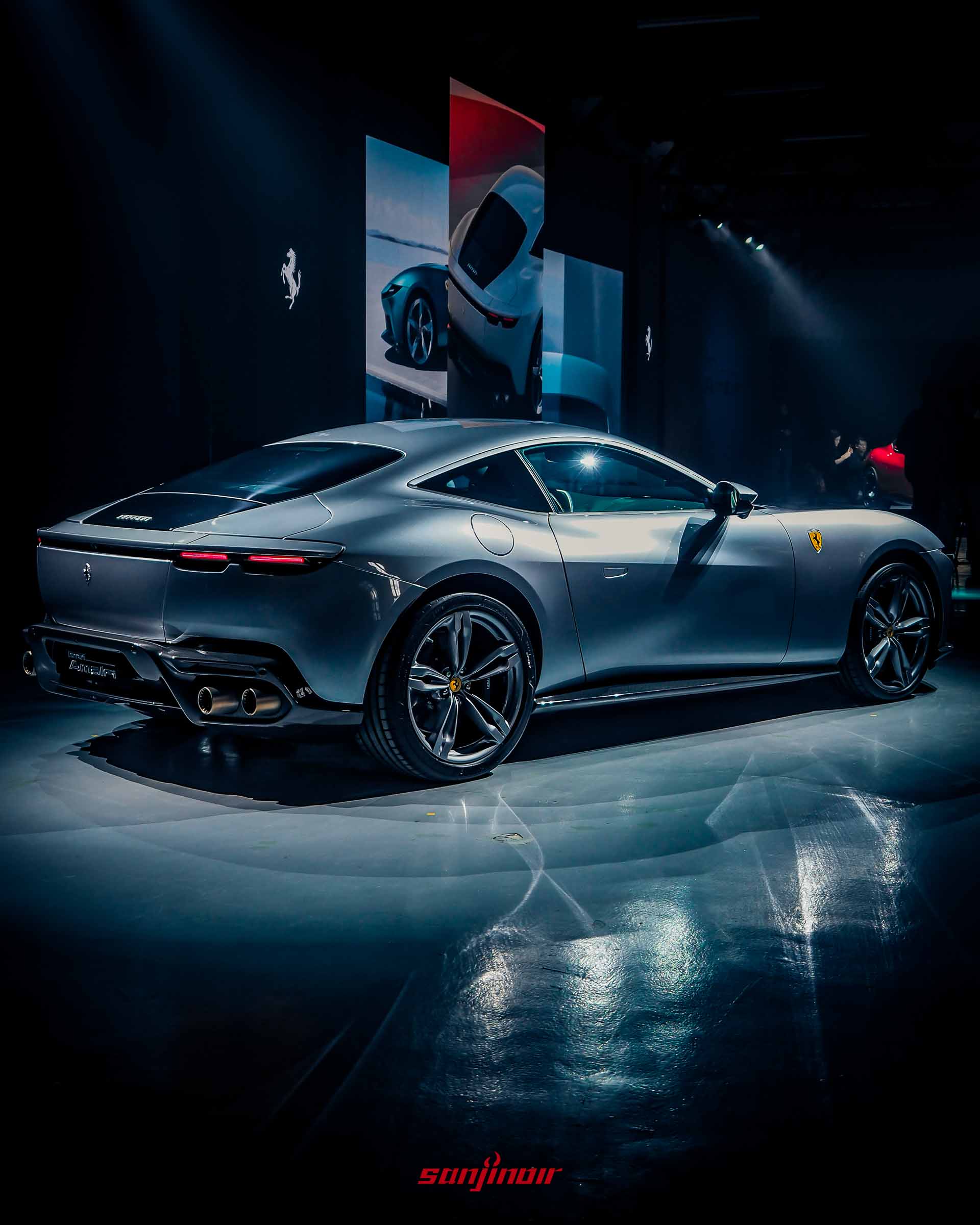 Ferrari Amalfi車尾右後側視圖，展示斜背式車頂線條、尾燈設計與四出排氣尾管。