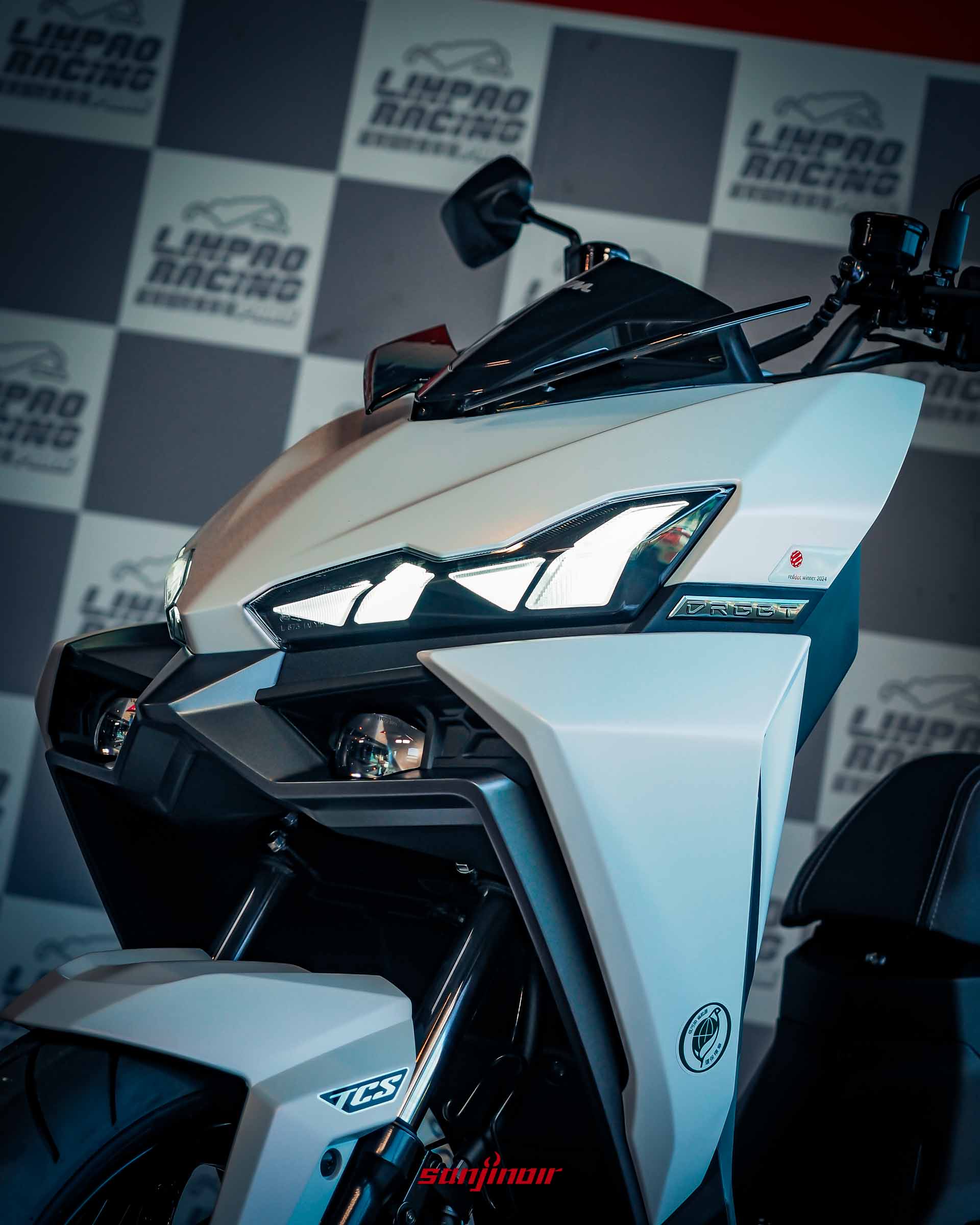 2026年式樣SYM DRGBT車頭燈組特寫,包含LED大燈與定位燈條。