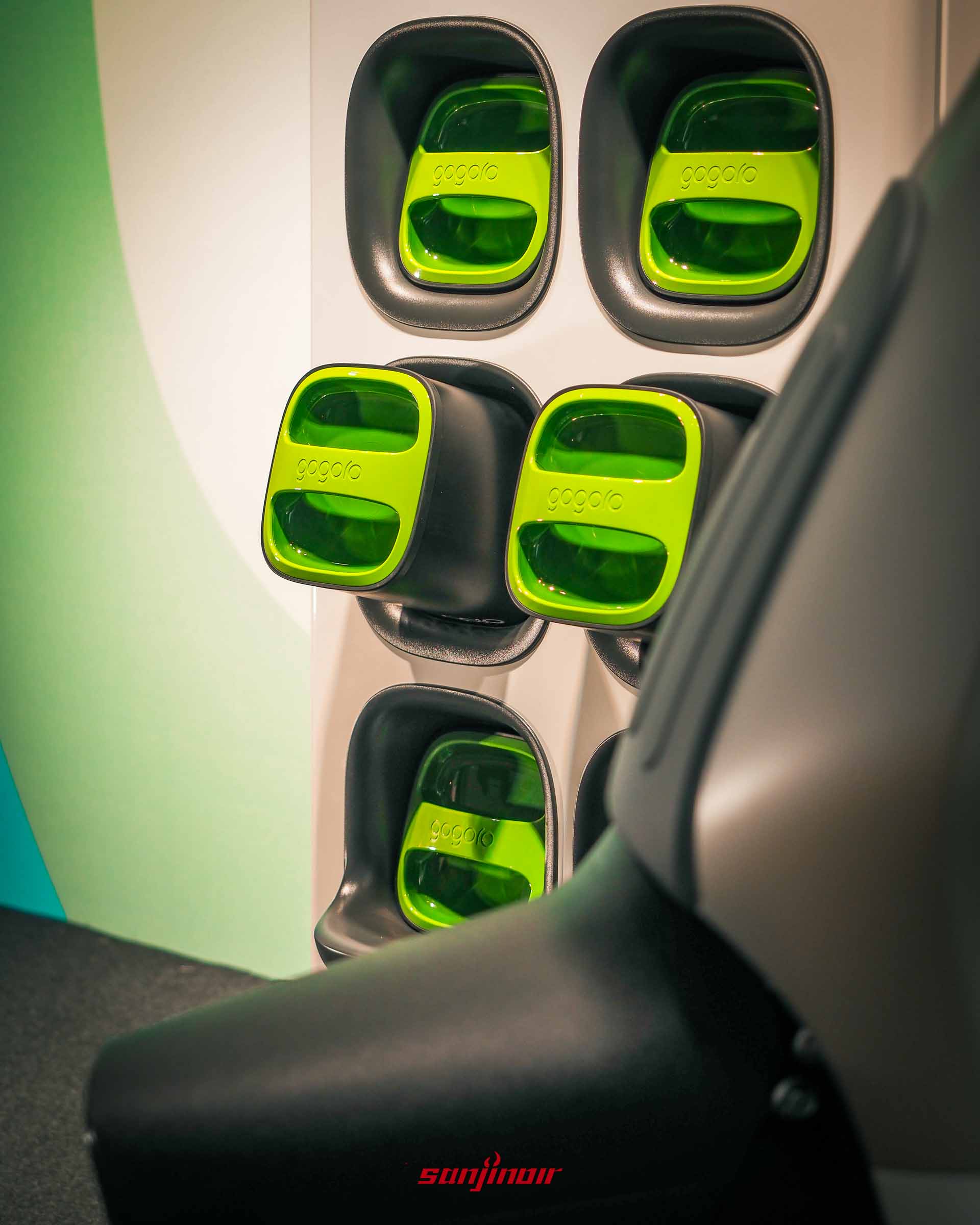 GoStation Q換電站的電池插槽與Gogoro智慧電池近距離特寫。