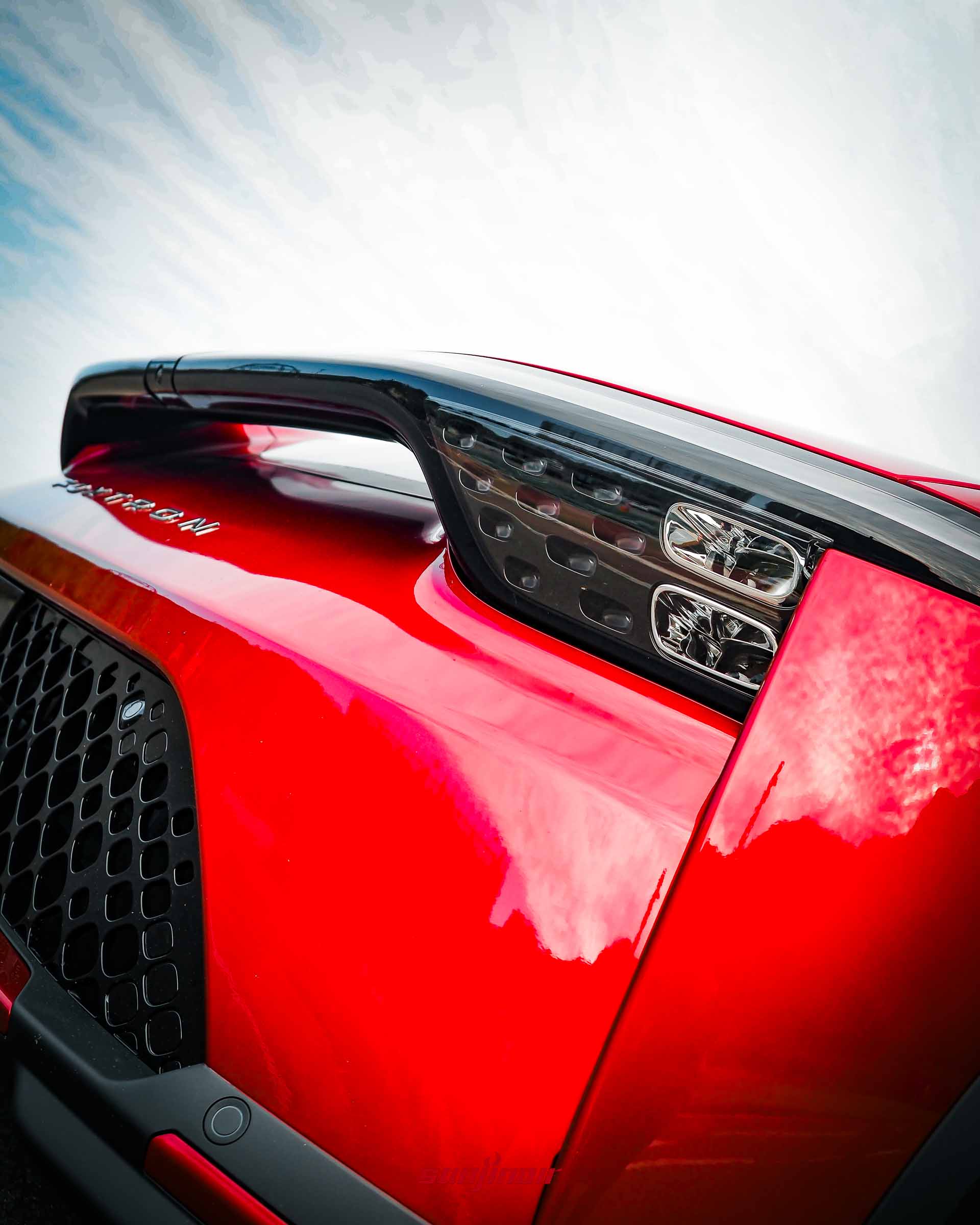 Foxtron Bria Emerge車尾右側的立體尾燈與鏤空尾翼細節近照。