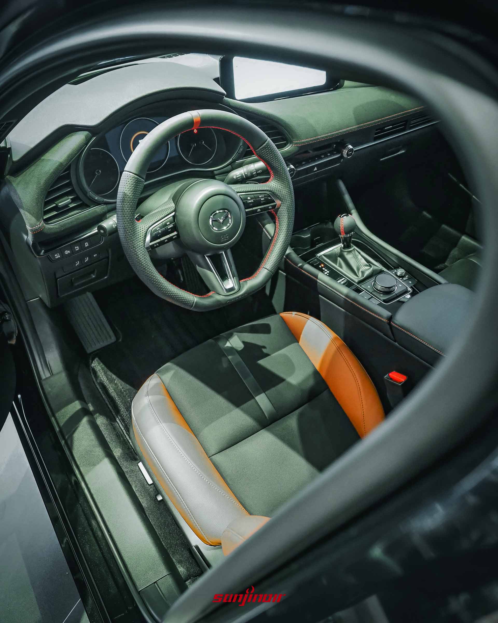 MAZDA HOMURA 特仕車內裝，展示赤陶紅雙色運動化座椅、AutoExe 平底方向盤與 AutoExe 球型排檔頭的熱血座艙氛圍。