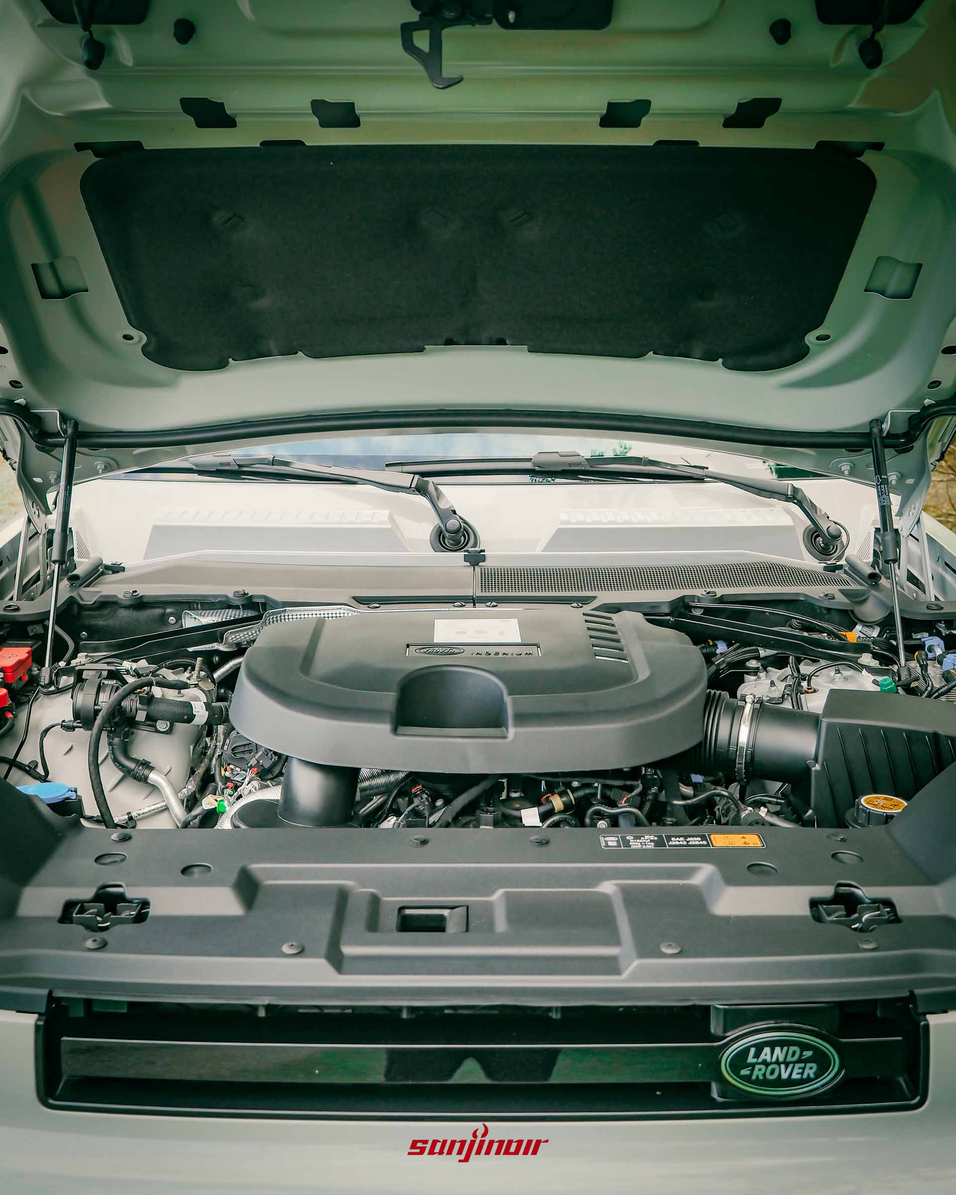 Defender引擎蓋開啟展示內部直列六缸柴油引擎。