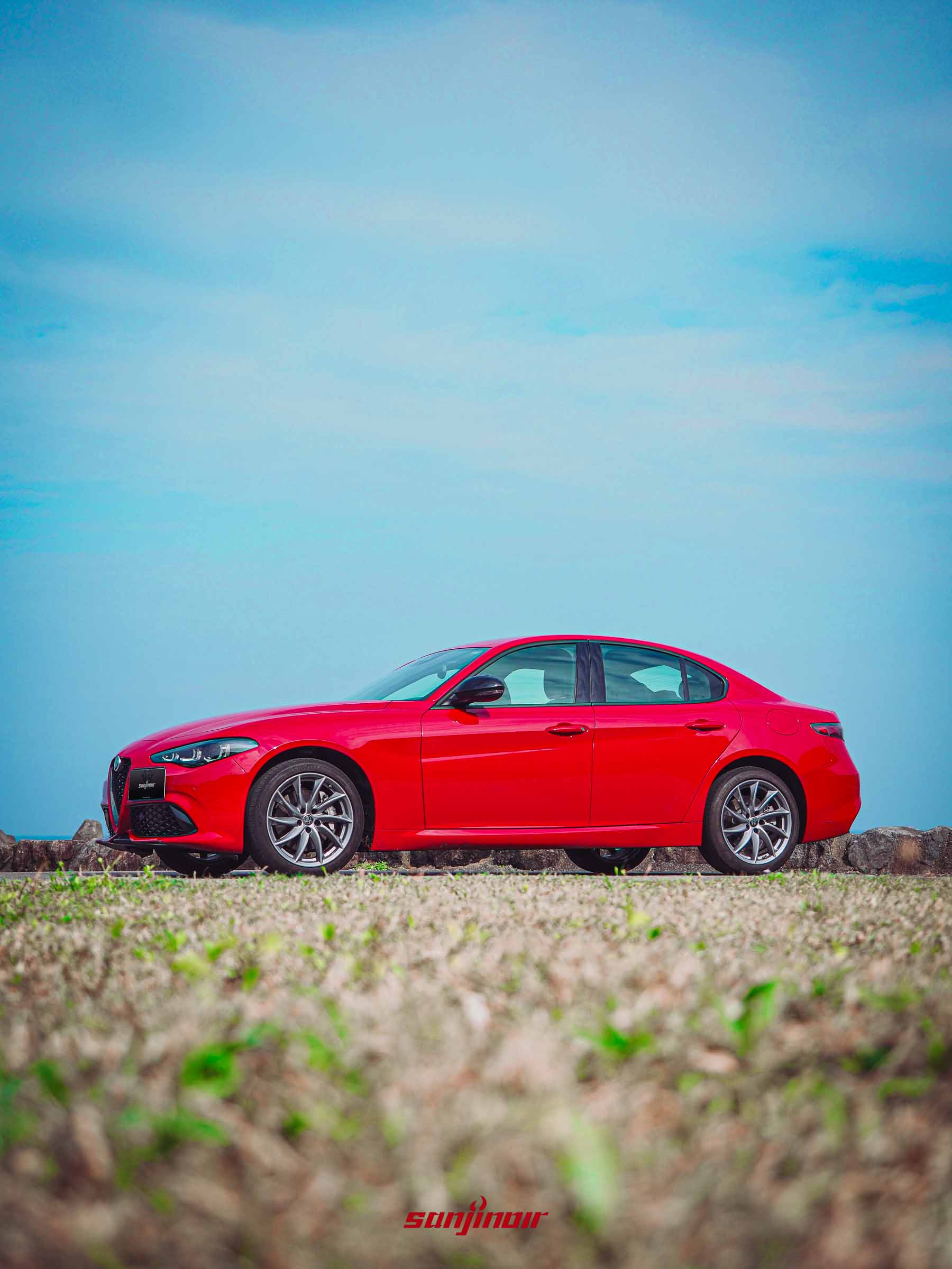 Alfa Romeo Giulia Sprint車側全景,呈現紅色車身線條與經典五孔輪圈造型。