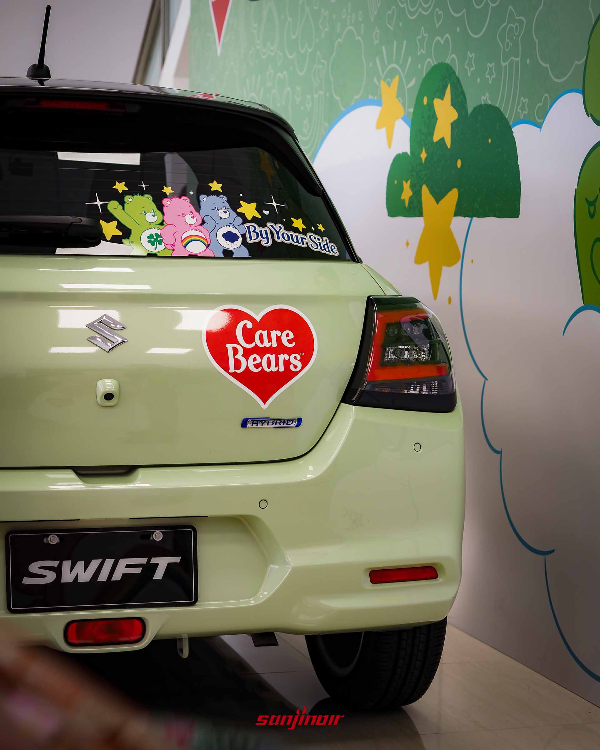 淡綠色SUZUKISwift車尾近照，展示Care Bears logo和後車窗上的Care Bears角色彩貼。