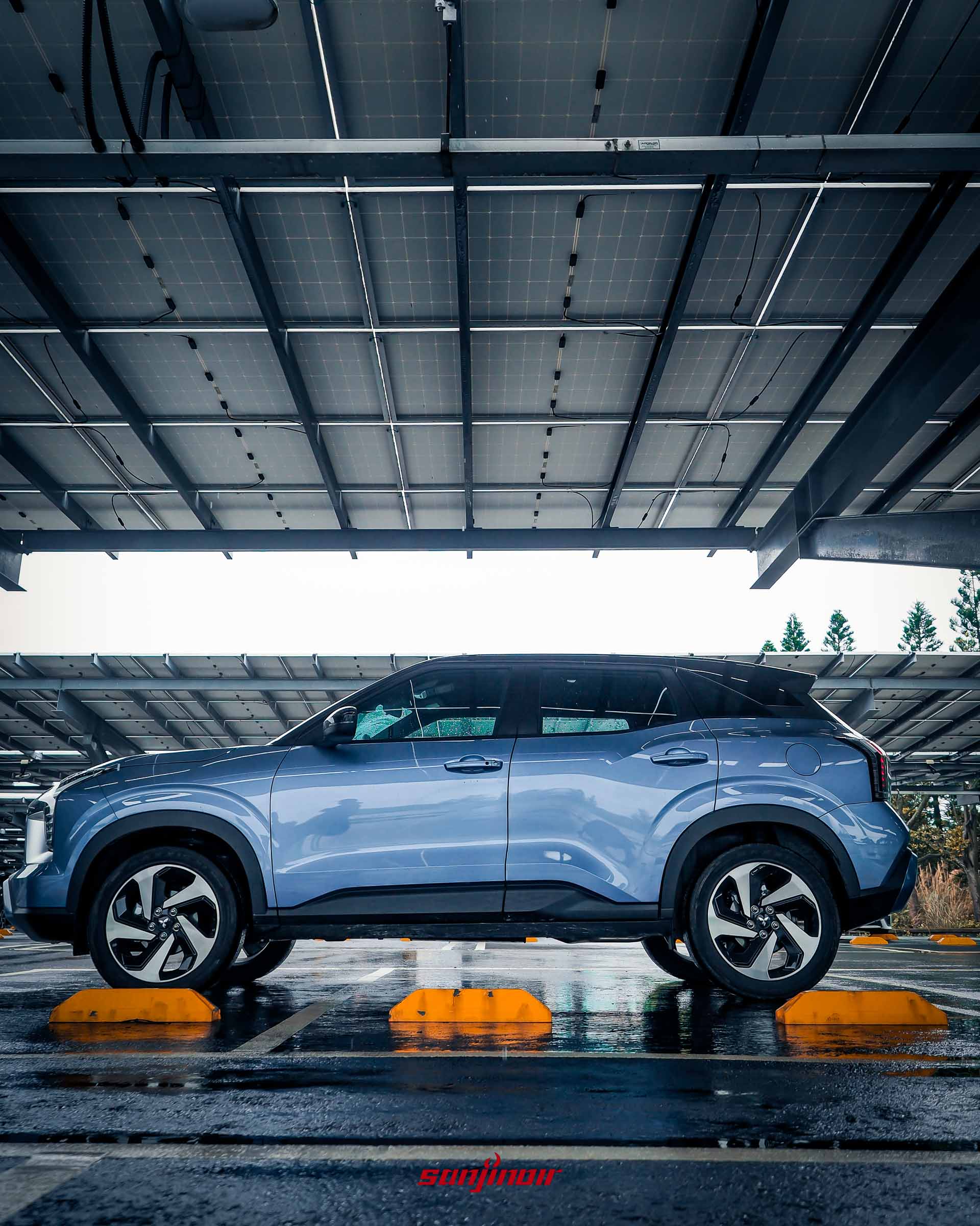 Mitsubishi XForce狂享版車側輪廓，停放於太陽能板棚架下。