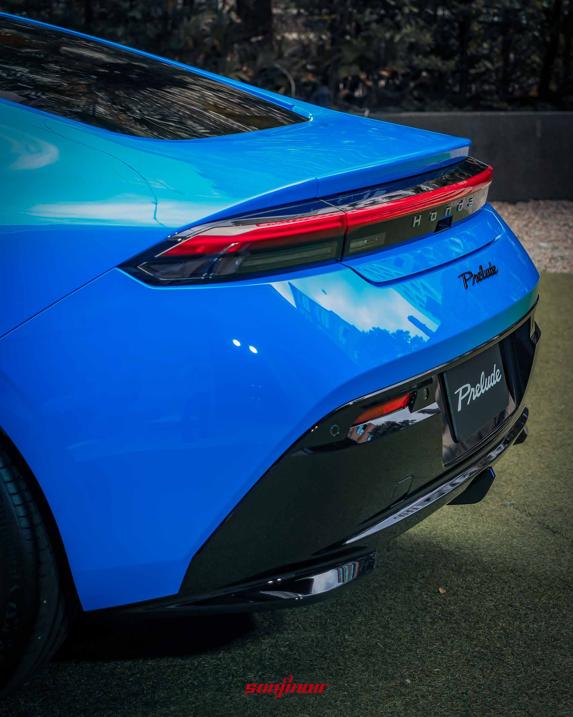 藍色Honda Prelude車尾細節,包含黑化銘牌標誌、貫穿式尾燈與亮黑色後下擾流板。