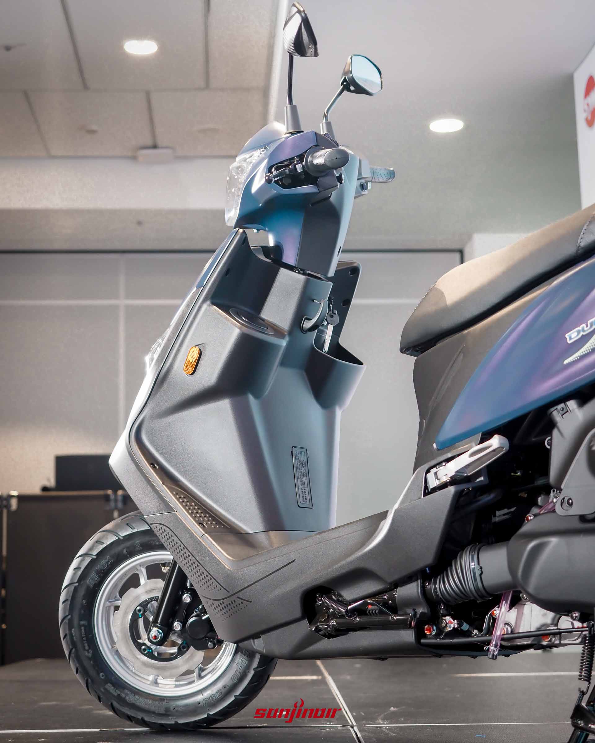 2026 SYM Duke迪爵125前置物空間、鑰匙孔與260mm寬敞前腳踏板區域特寫。