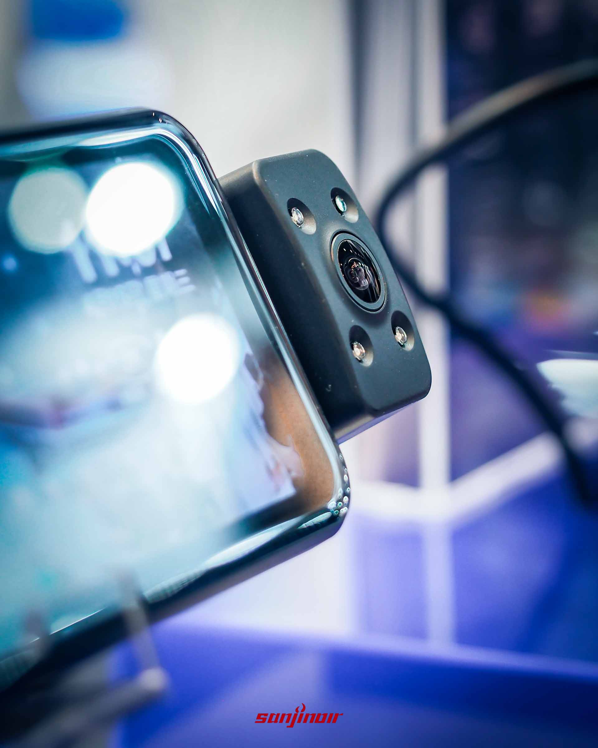 M991A專屬車內監視鏡頭特寫,安裝於電子後視鏡側邊。