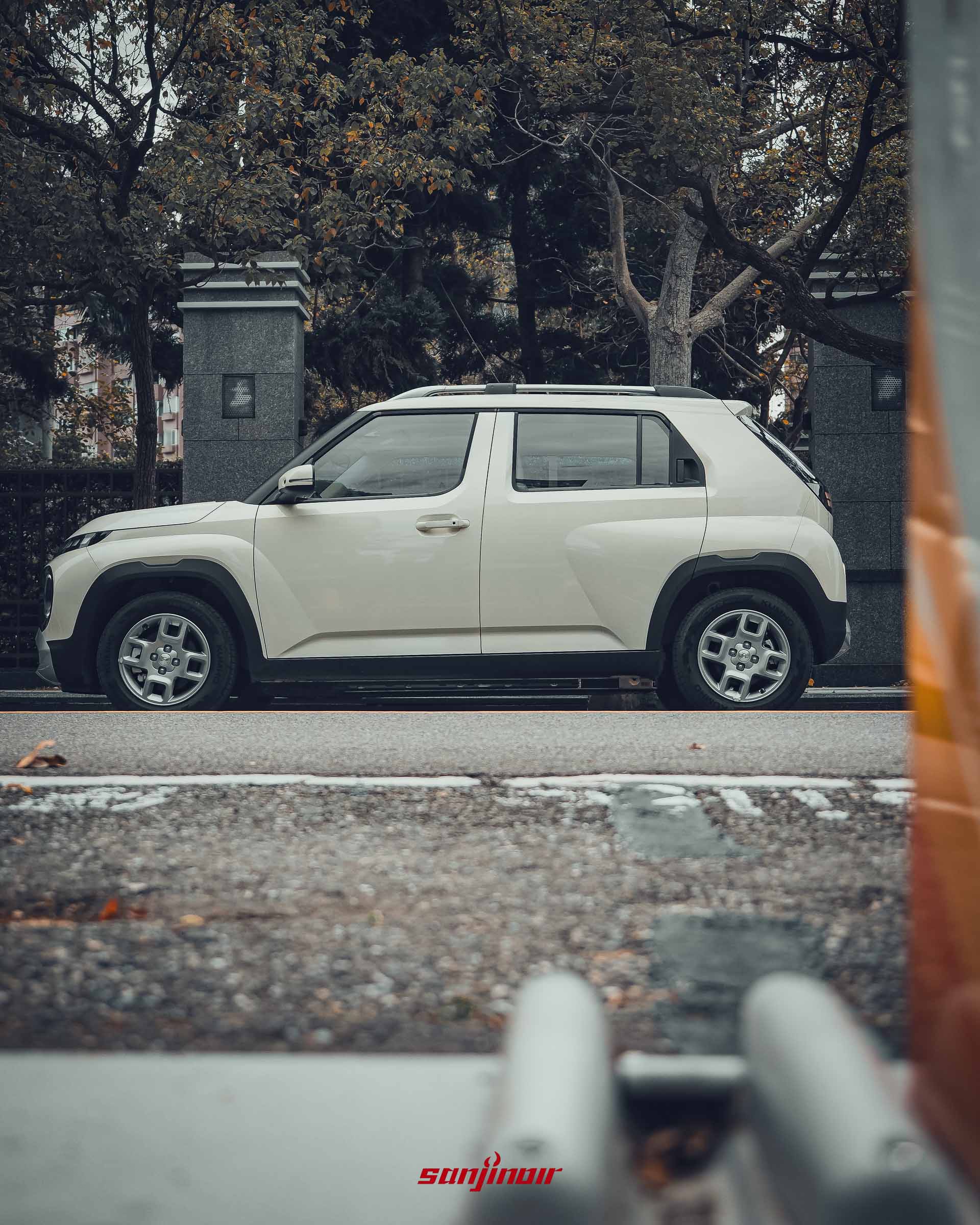 Hyundai Inster 正車側照片，展現緊湊車身比例。