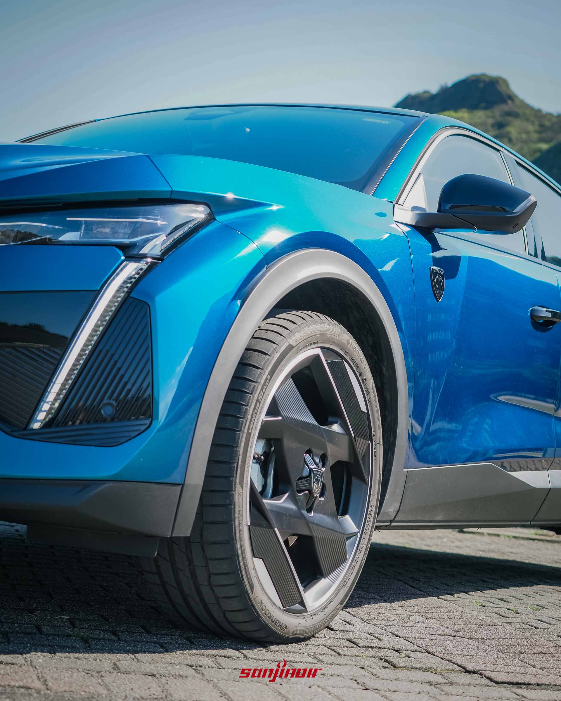 2026 PEUGEOT 408 GT Rapide專屬20吋黑銀雙采鑽石切削鋁合金輪圈特寫。