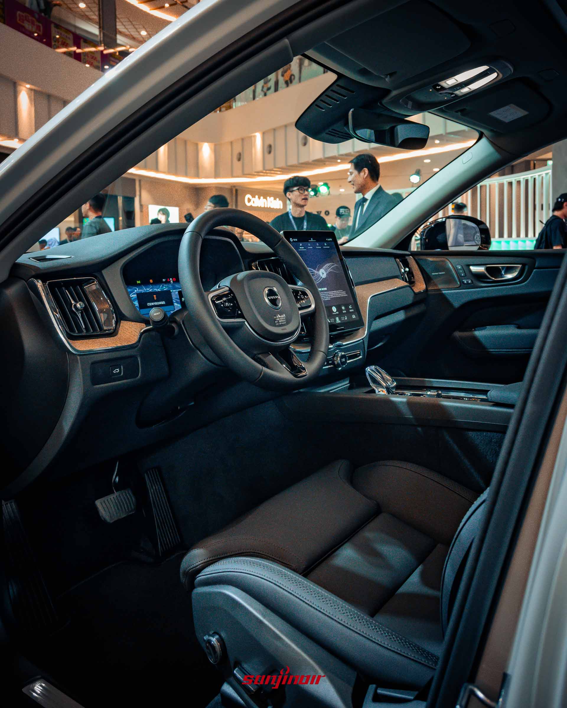 2026年式New Volvo XC60駕駛艙前部視角，展示中控台、11.2吋觸控螢幕、方向盤和木紋飾板。