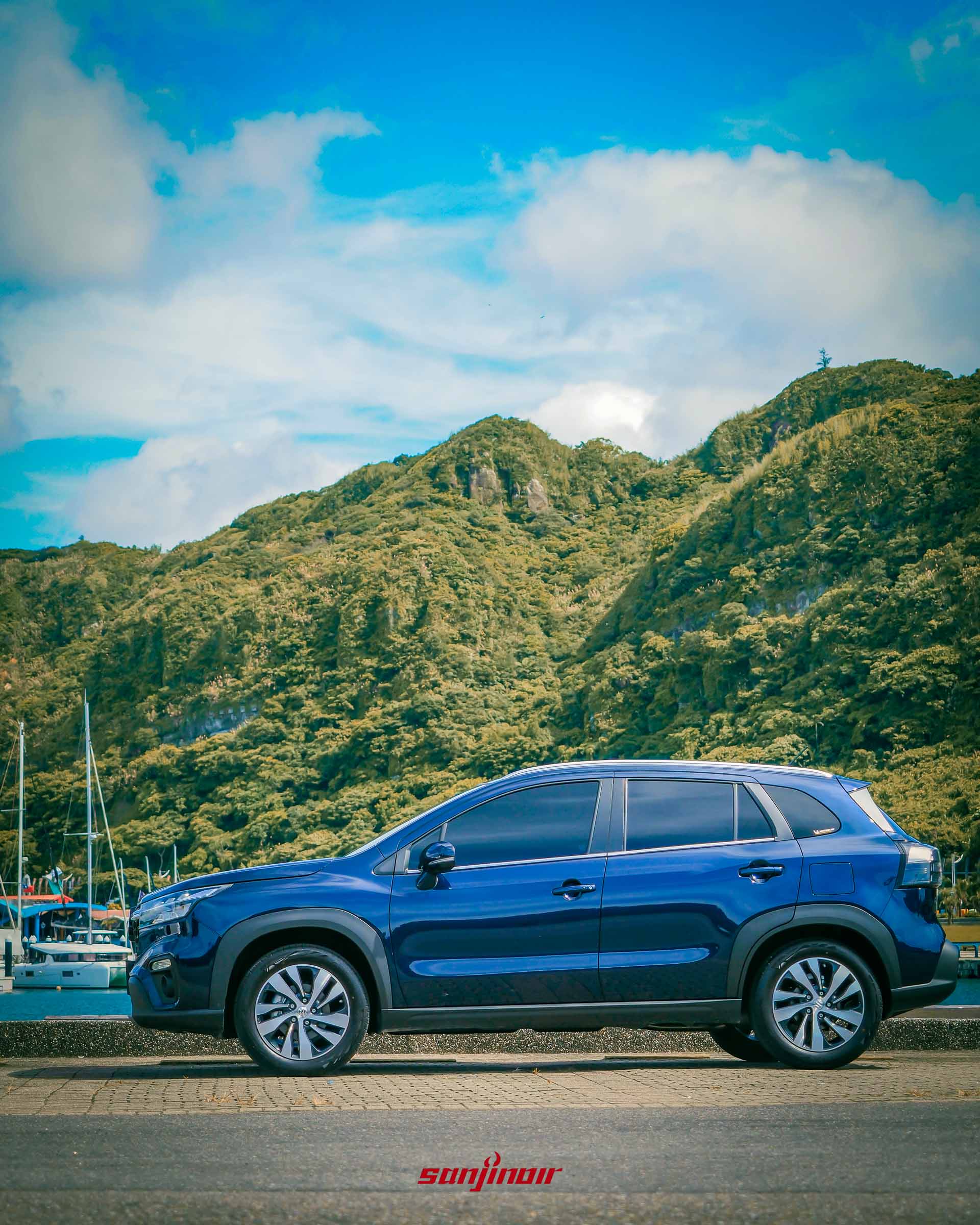 SUZUKI S-Cross Allgrip車側全景，展示黑色防刮材質與車身線條。