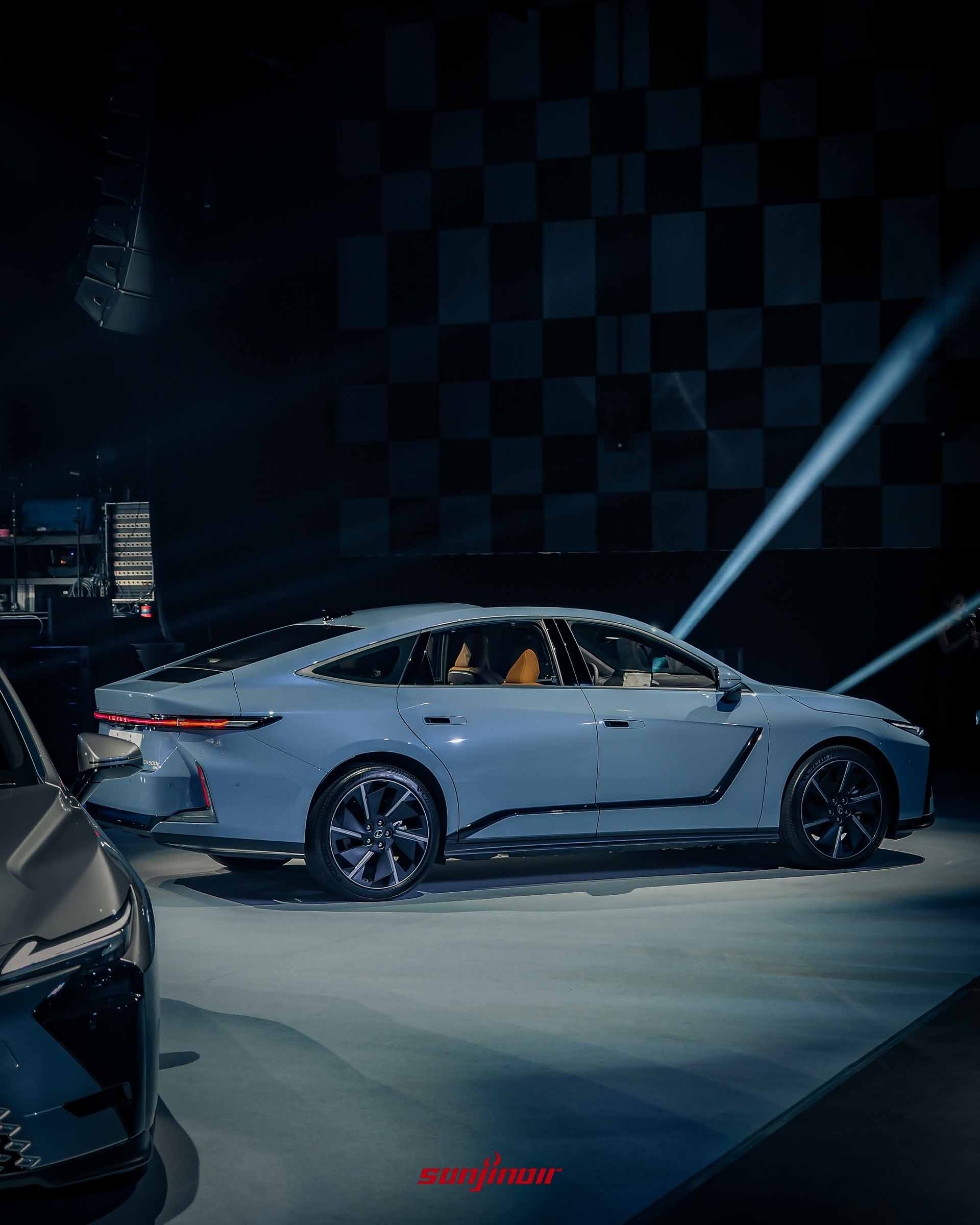 淺藍色Lexus ES右後方45度角視角，展示傾斜車頂線條、車側折線與貫穿式LED尾燈設計。