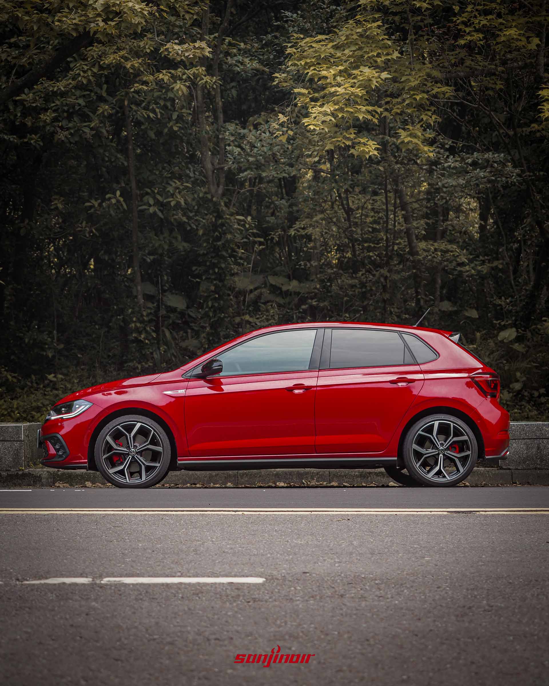 2026 Volkswagen Polo GTI紅色車身的車側全景照。