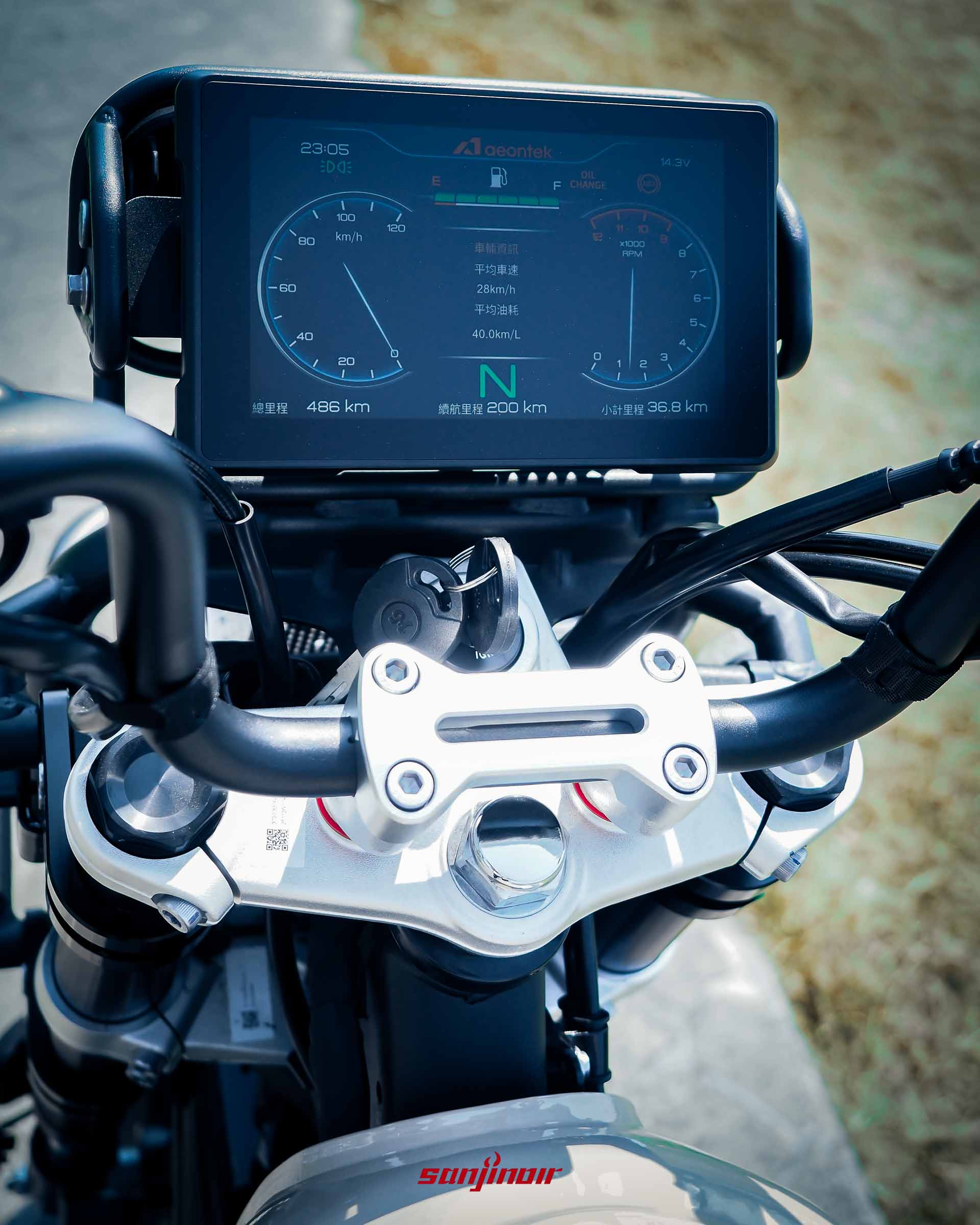 Aeontek MK150配備的7吋TFT全彩儀錶板特寫，螢幕顯示時速、轉速與油量等豐富行車資訊。