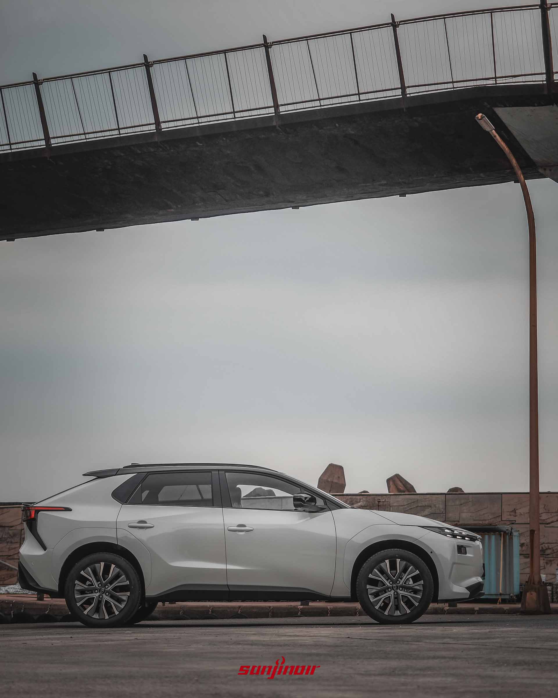 白色Subaru Solterra XT車側全景照，展示流暢車身線條與車身同色烤漆輪拱。