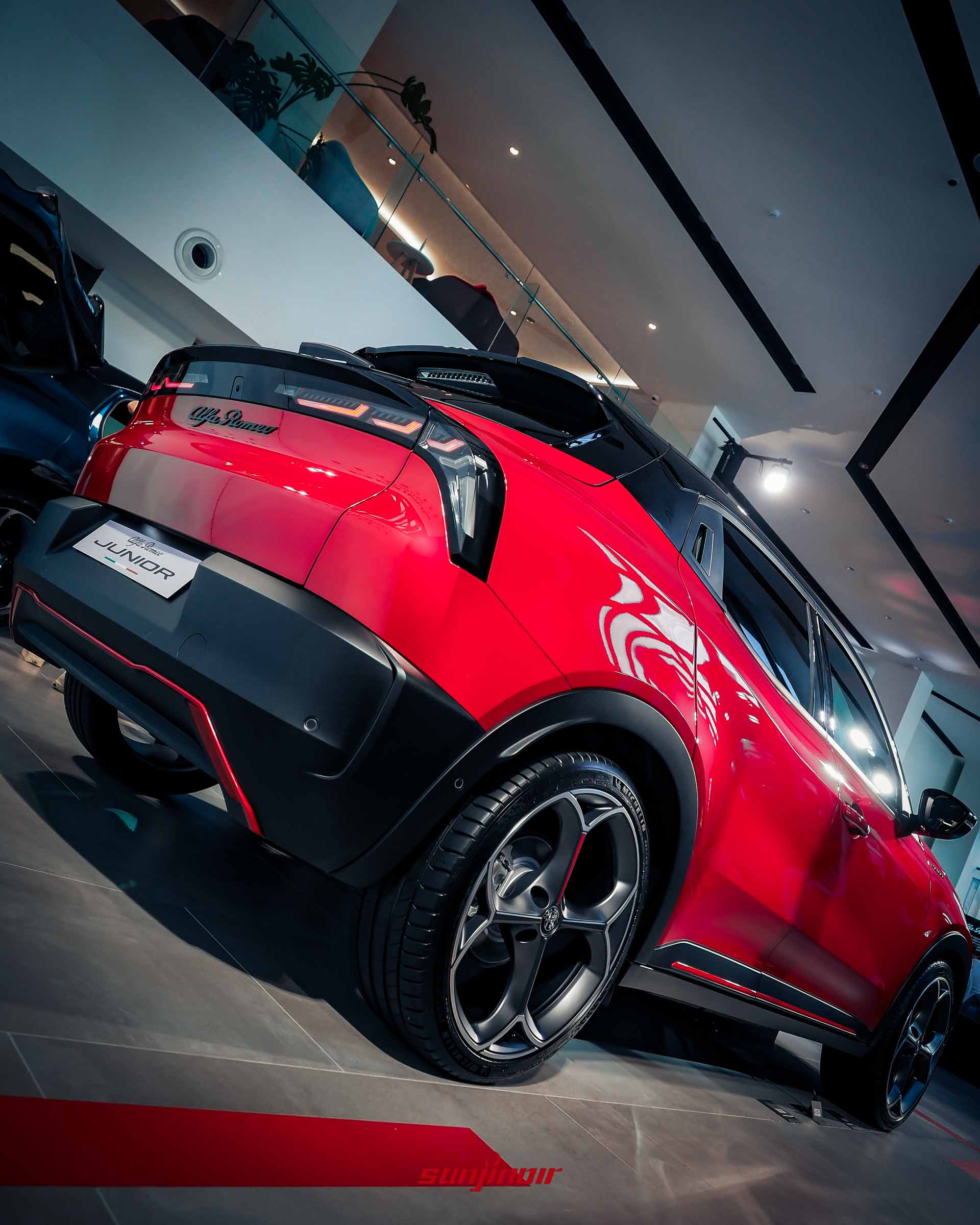 紅色Alfa Romeo Junior車尾側視圖,展示Coda Tronca截尾設計與LED尾燈。