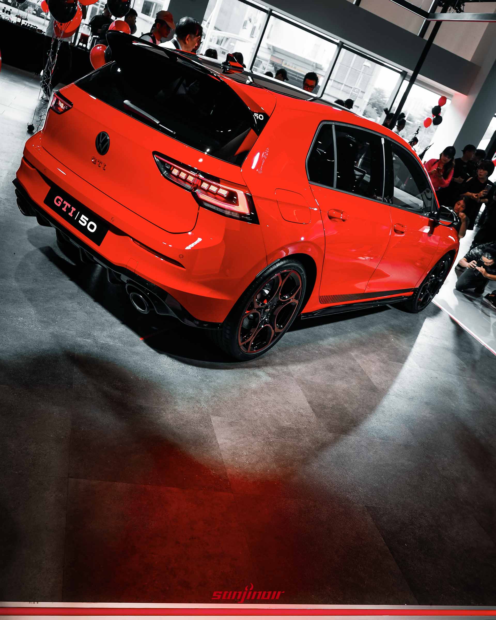 Golf GTI EDITION 50右後方視角，展示車頂大型黑色擾流尾翼、立體動態尾燈、黑化下擾流與雙邊單出排氣尾管。