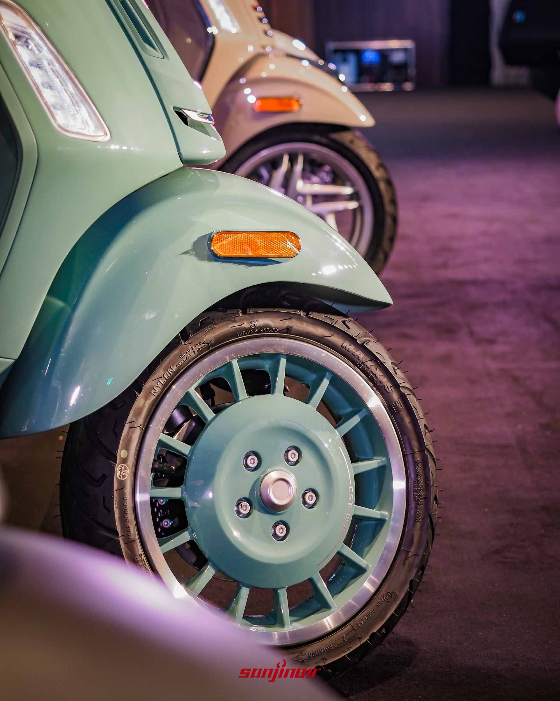 綠色Vespa Sprint80周年特仕版前輪框特寫,多幅式鑽石切割設計搭配粉彩綠塗裝與EST.1946刻字。