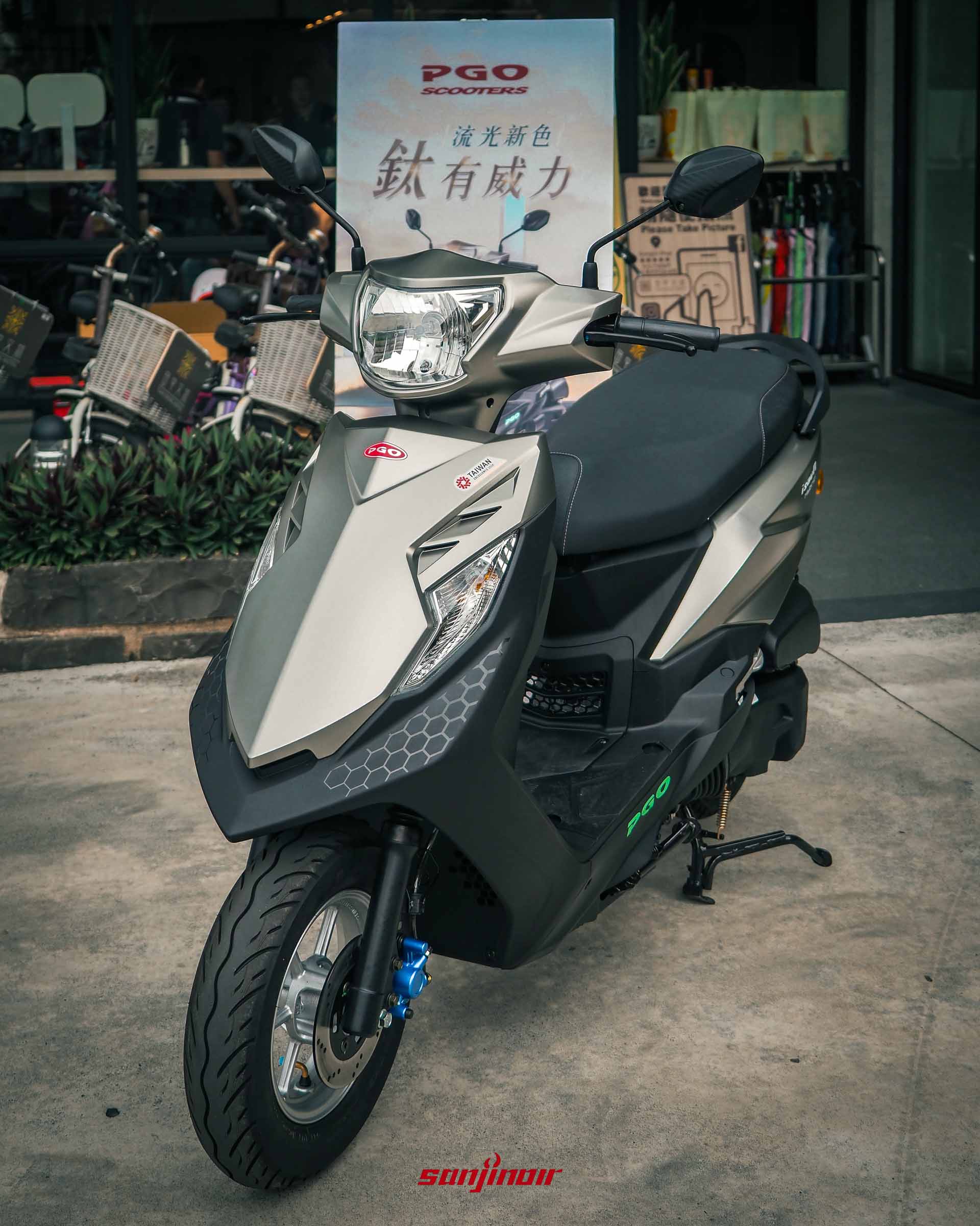 停放在田中文旅門口的PGO isavR威力125科技流光鈦車款,後方放置著流光新色立牌。