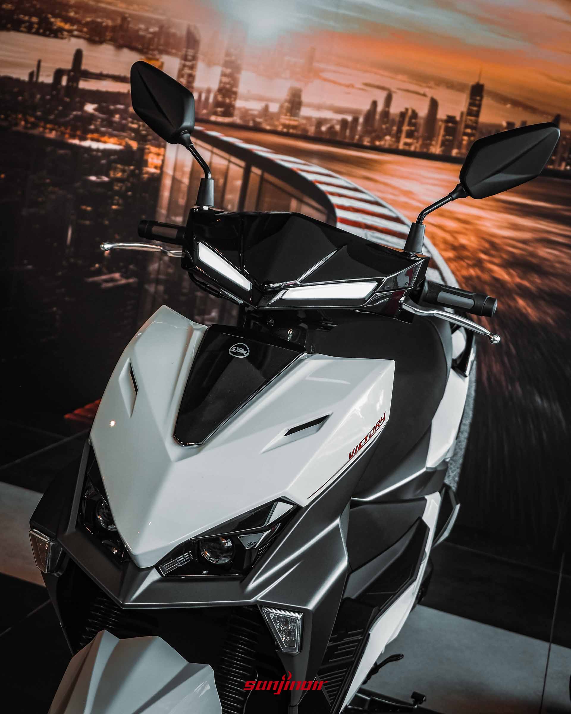 近距離特寫SYM Jet SL+ 車頭，包含雙魚眼大燈、LED定位燈與帶有VICTORY字樣的精緻鈑件。