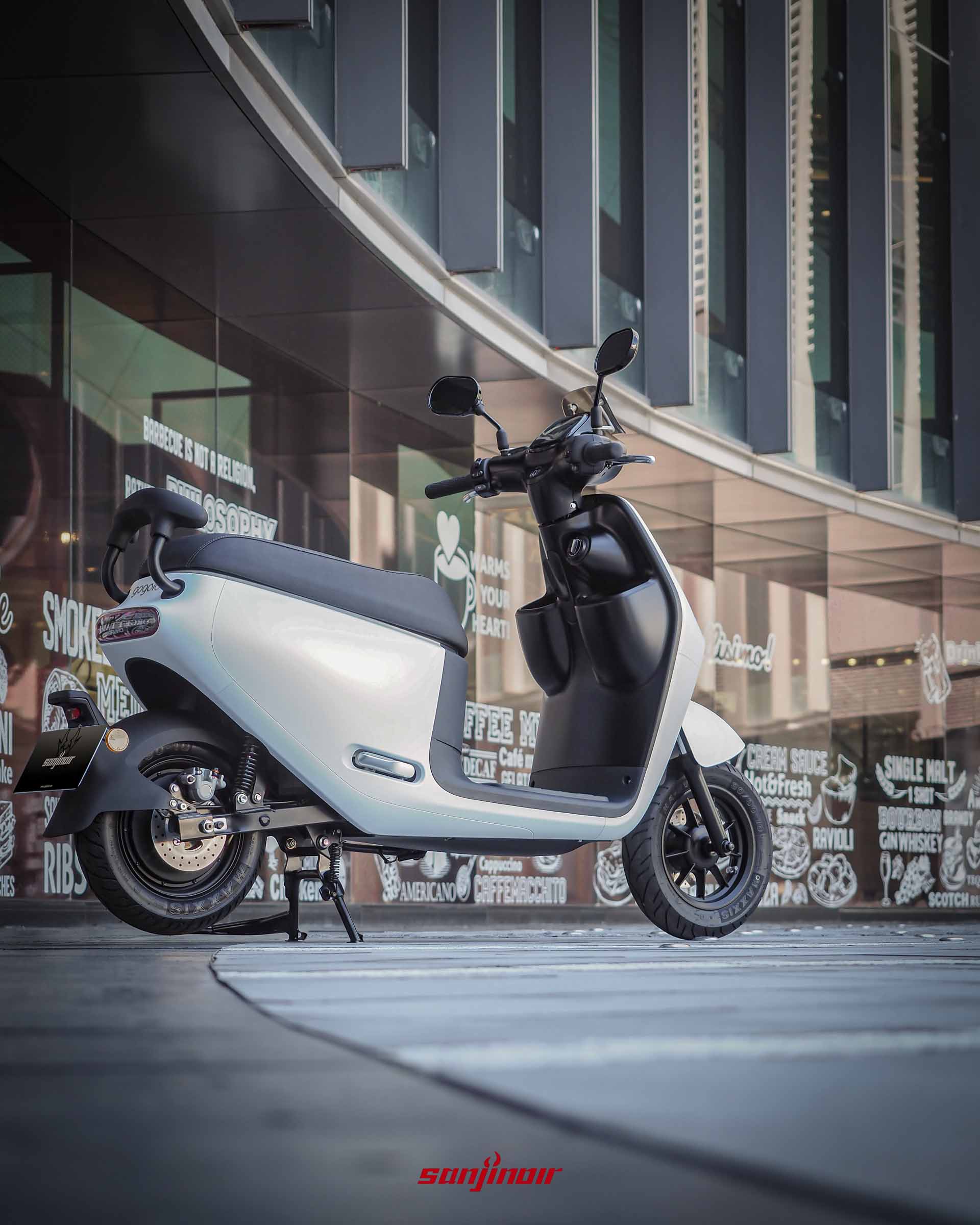 霧面銀白色Gogoro Luna電動機車的側後視角,車身呈現優雅的圓潤曲線。