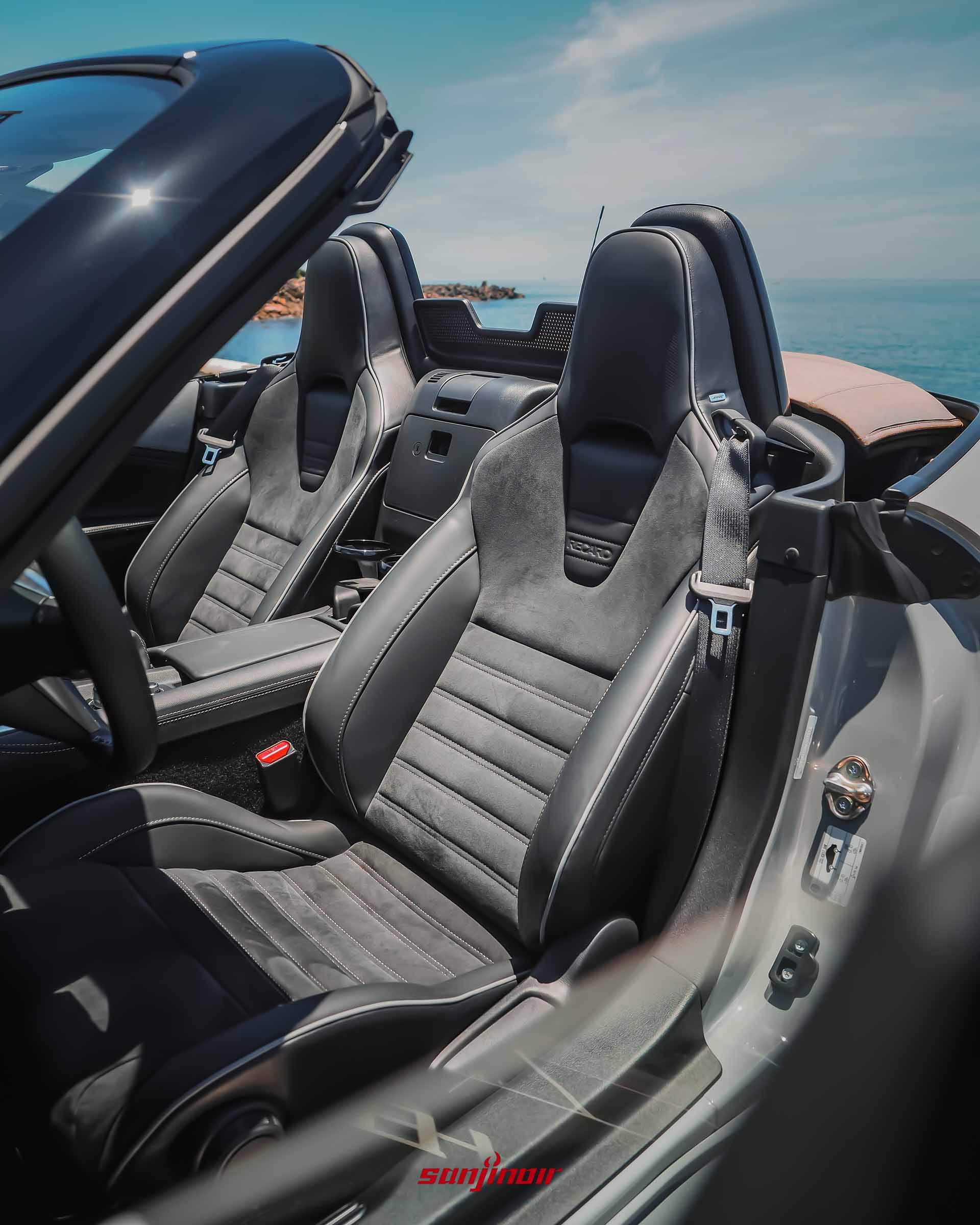 MAZDA MX-5 RS車室內裝,兩張黑色RECARO跑車座椅特寫,椅面採麂皮與真皮材質混搭。