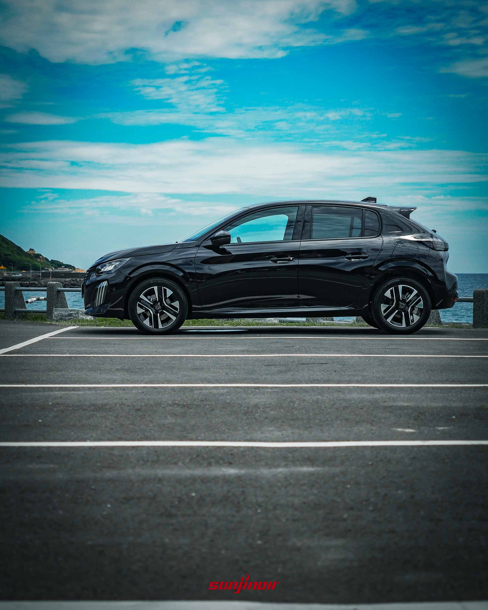 黑色PEUGEOT 208 Hybrid車身側面輪廓搭配16吋黑銀雙采鋁合金輪圈。
