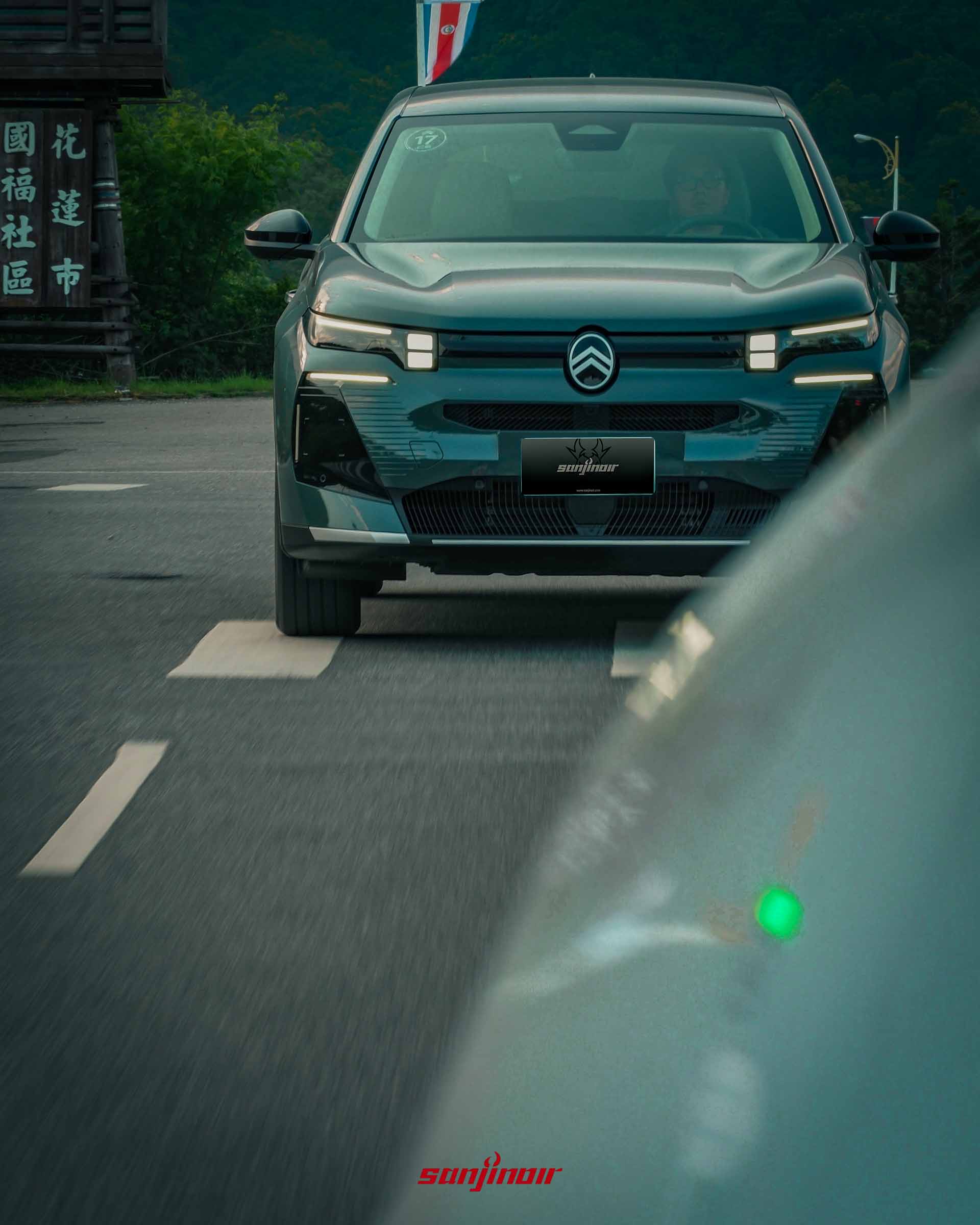 綠色CITROËN C5 Aircross行駛於一般道路上,背景左側可見花蓮市國福社區木製標示牌。