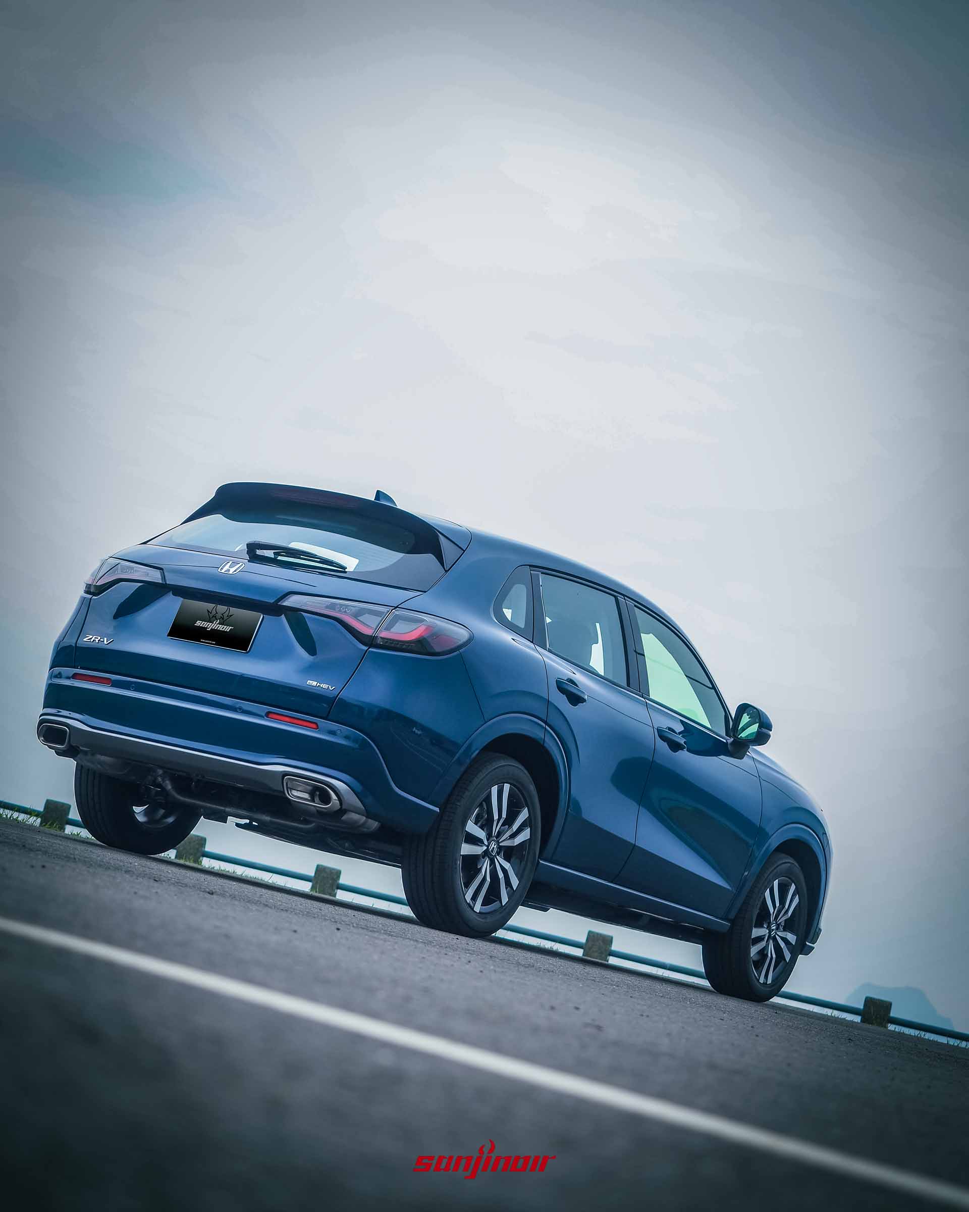 2026 HONDA ZR-V e:HEV藍色車尾側視角，展現圓潤尾部與雙出排氣尾管。