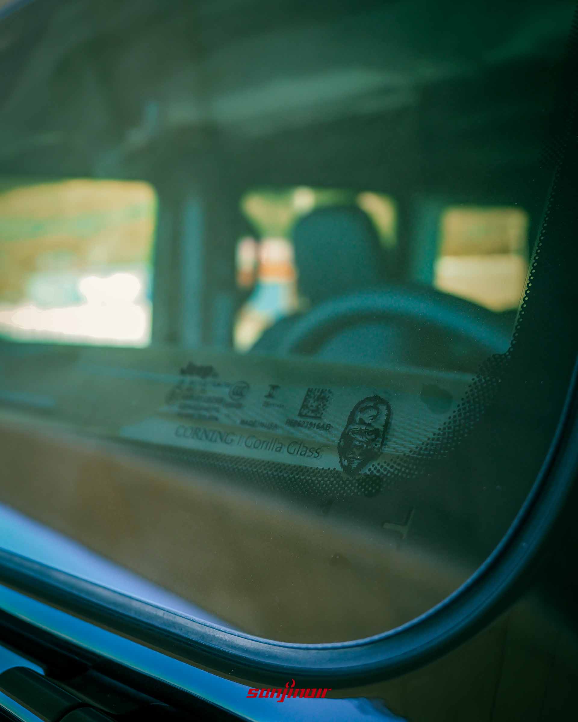 Jeep Wrangler Sahara 擋風玻璃邊緣的特寫,上面印有 Corning Gorilla Glass 字樣和一個猩猩頭像。