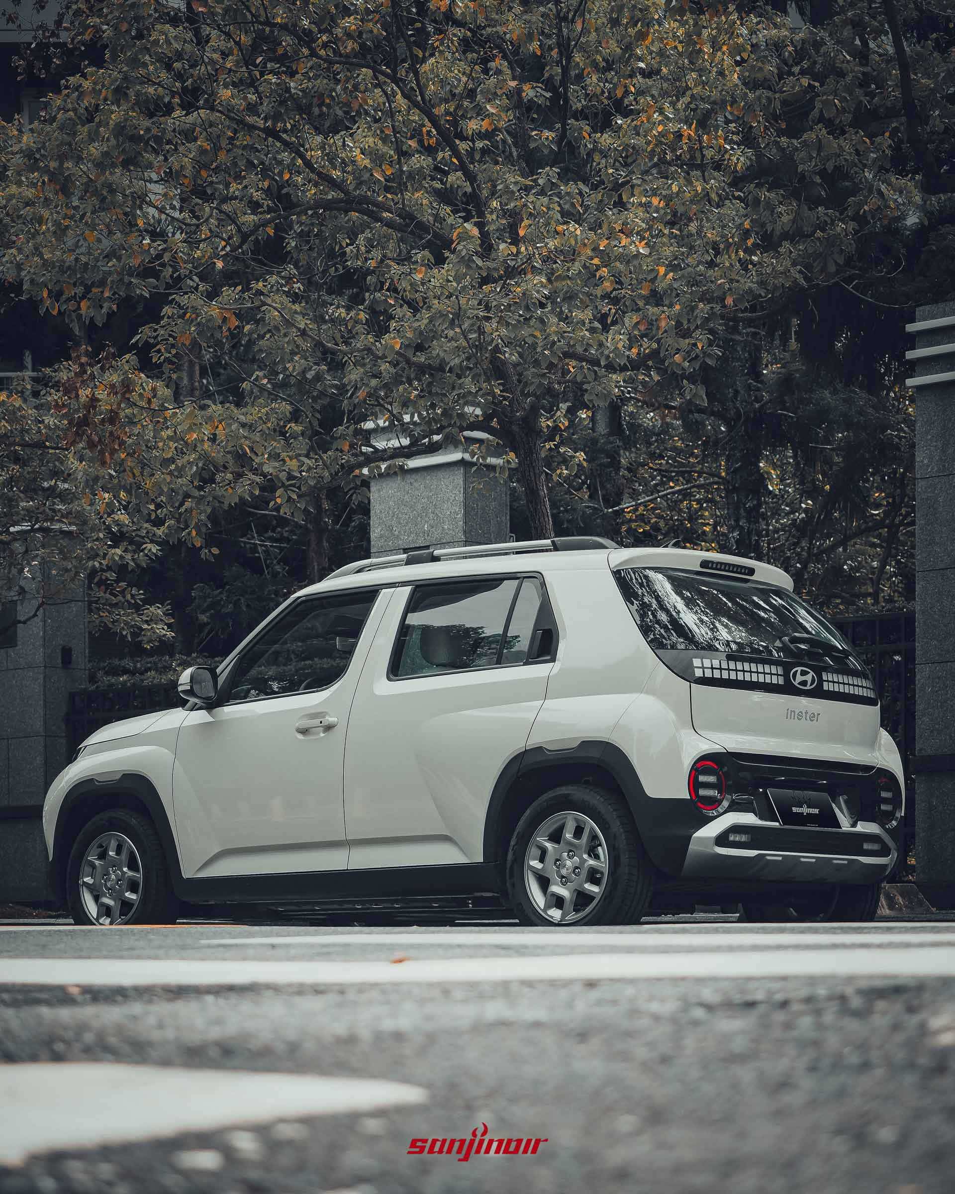 Hyundai Inster 後側45度靜態照片，顯示Pixel尾燈。