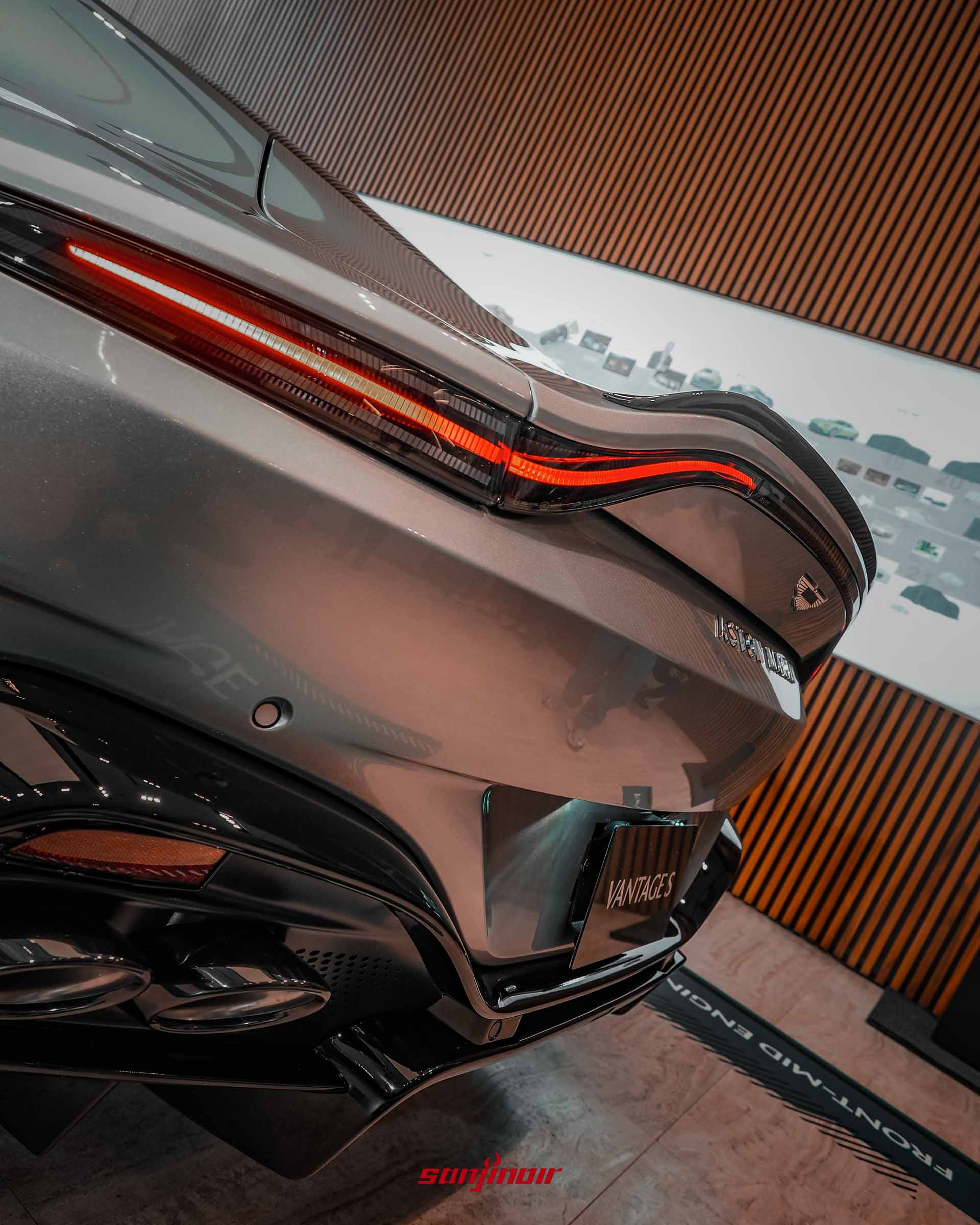 銀色跑車車尾貫穿式 LED 尾燈條亮起時的線條細節